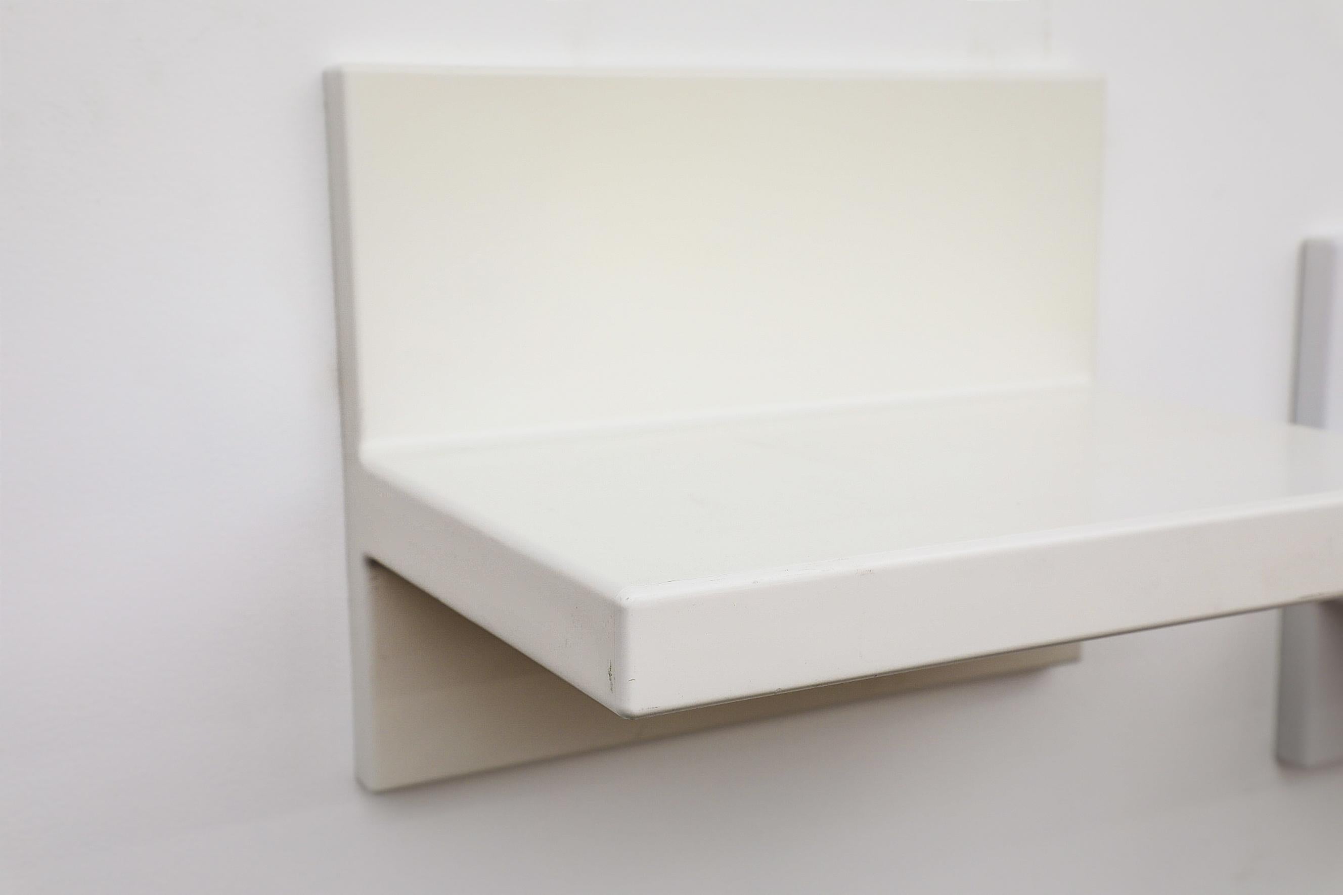 Juego de cinco estanterías flotantes blancas de acrílico moldeado inspiradas en Kartell Moldeado en venta