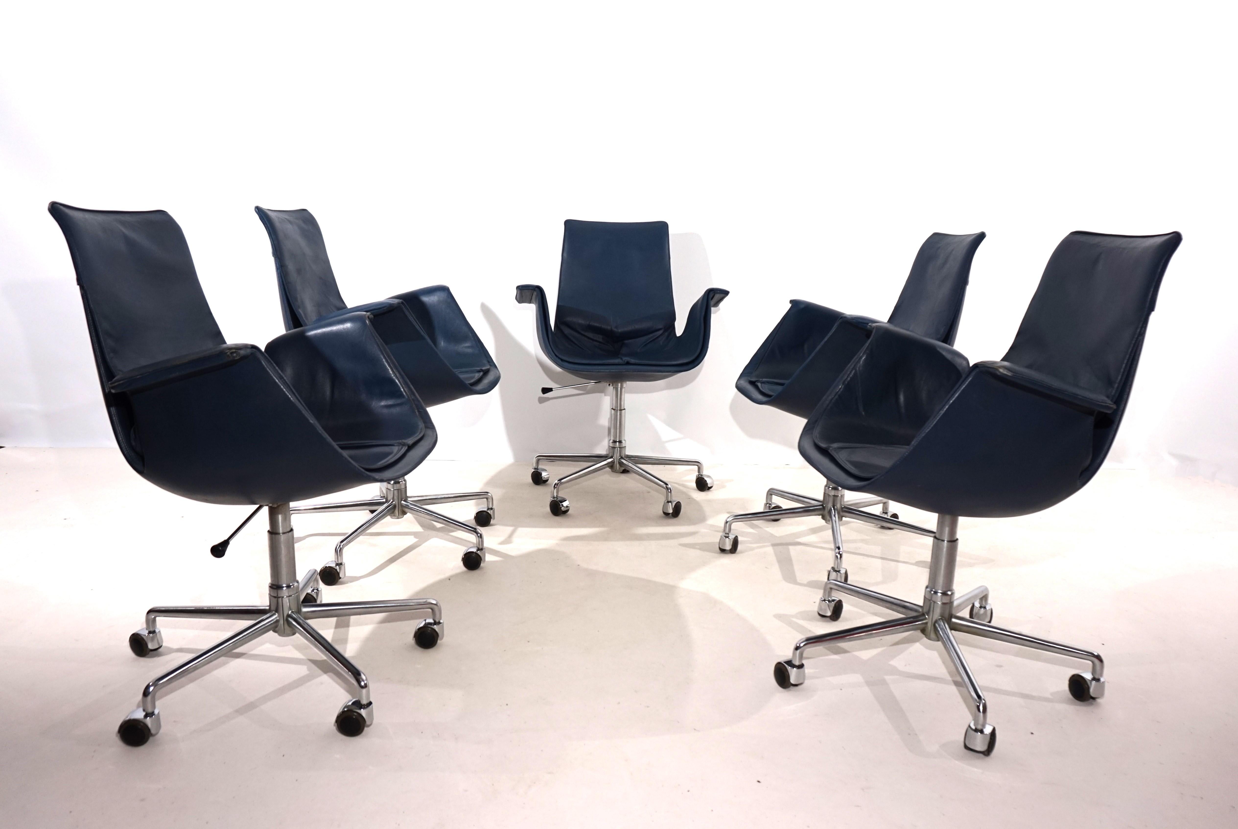 This Kill 6727, the so-called Bird or Tulip chair, is the hard-to-find version of an office chair with height adjustment. The blue leather of the chairs comes in excellent condition with a beautiful patina and minimal signs of wear. Only one chair