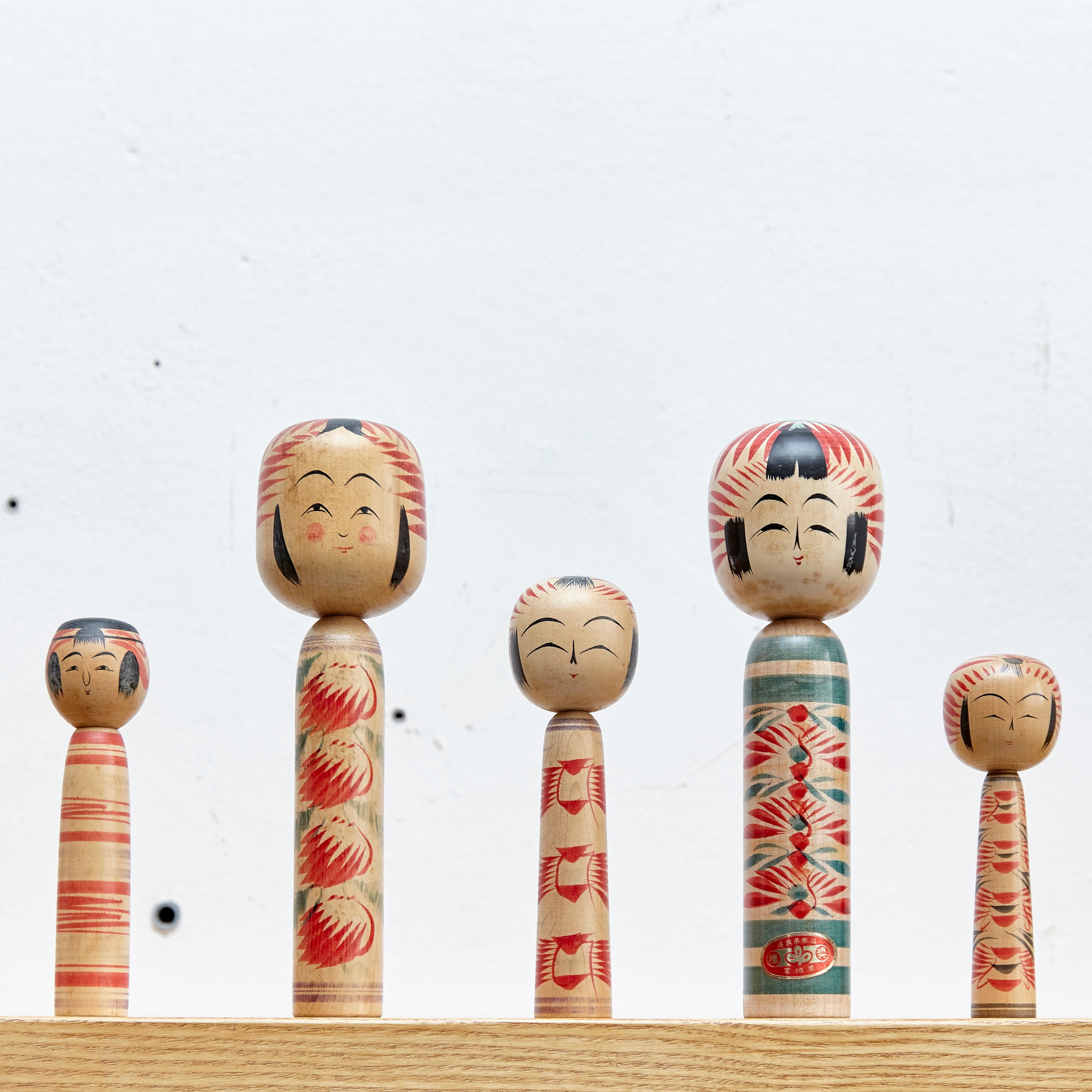 Japanese dolls called Kokeshi of the early 20th century.
Provenance from the northern Japan.
Set of 5.

Measures: 18.5 x 5.5 cm
24.5 x 7 cm
16.5 x 4.5 cm
15.5 x 5.5 cm
24.5 x 7 cm


Handmade by Japanese artisants from wood. Have a simple