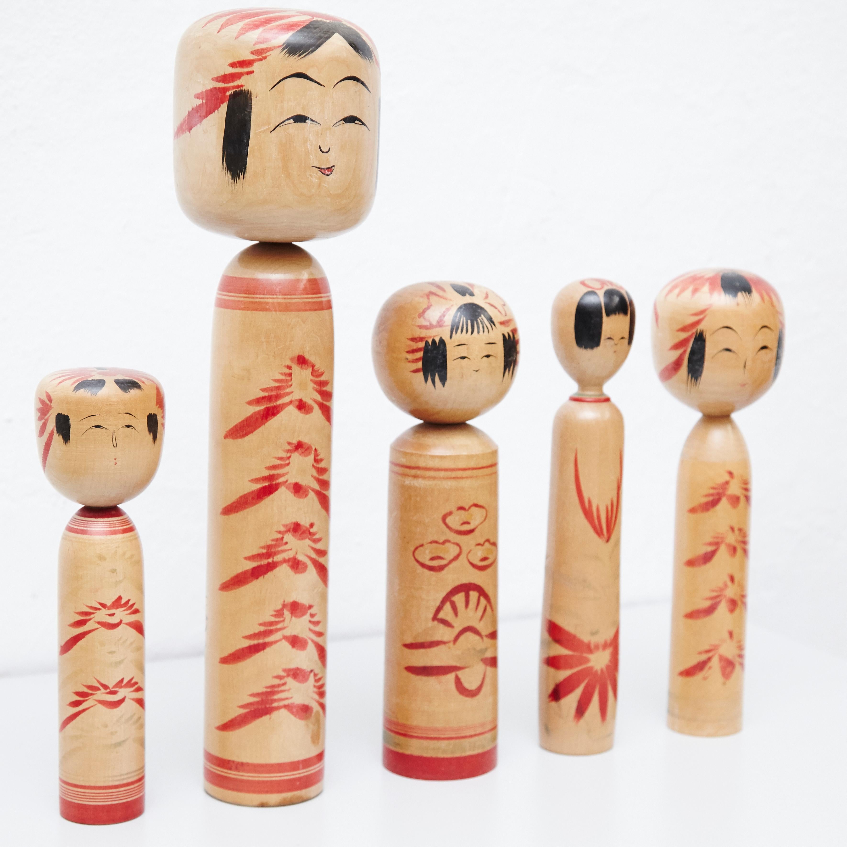Japanese dolls called Kokeshi of the early 20th century.
Provenance from the northern Japan.
Set of 5.

Measures: 

25.5 x 7 cm
30.5 x 9 cm
30.5 x 8.5 cm
46 x 12 cm
30.5 x 5 cm


Handmade by Japanese artisants from wood. Have a simple