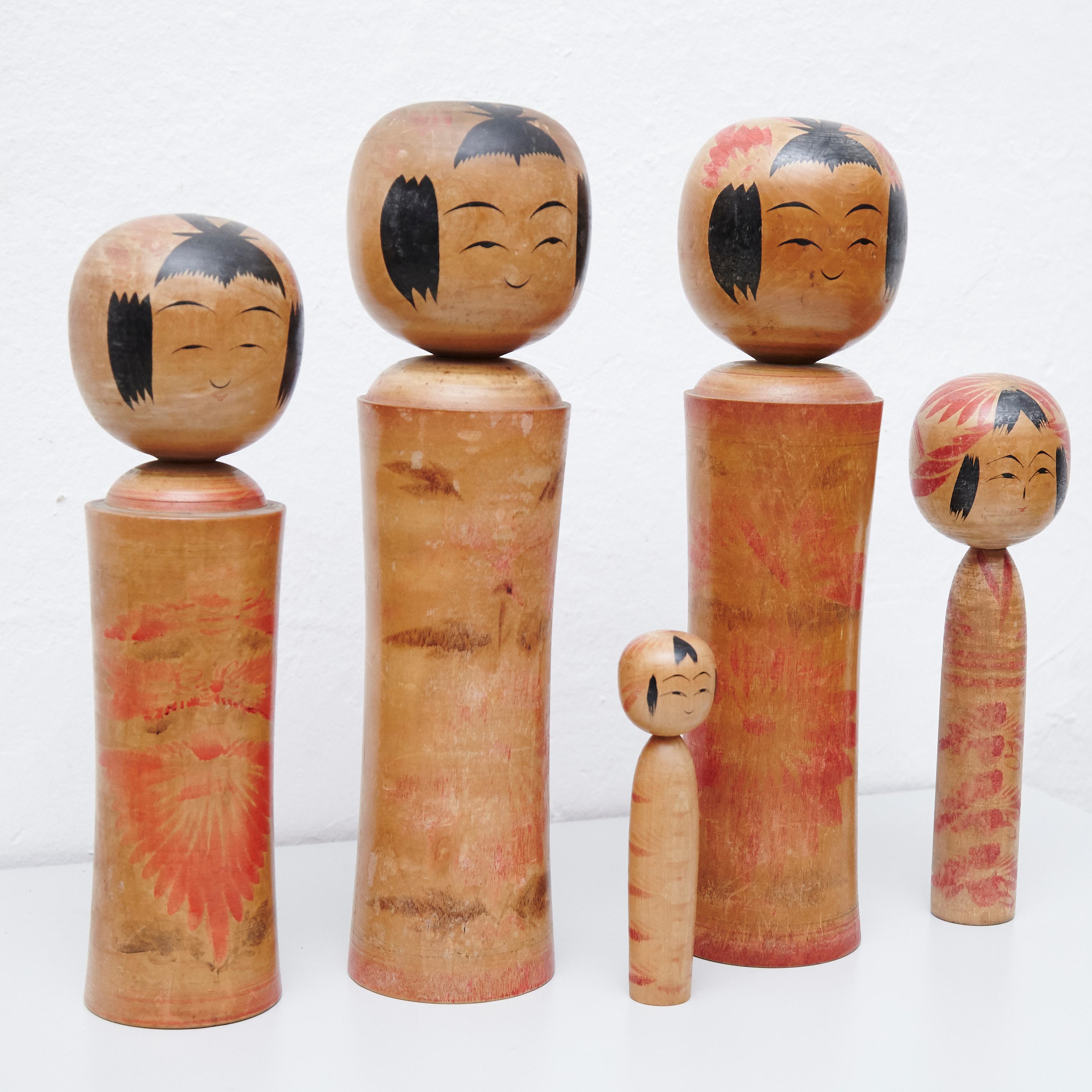 Japanese dolls called Kokeshi of the early 20th century.
Provenance from the northern Japan.
Set of 5.

Measures: 

36,5 x 10 cm
18 x 4,5 cm
30 x 9 cm
42 x 10 cm
42 x 10,5 cm


Handmade by Japanese artisants from wood. Have a simple