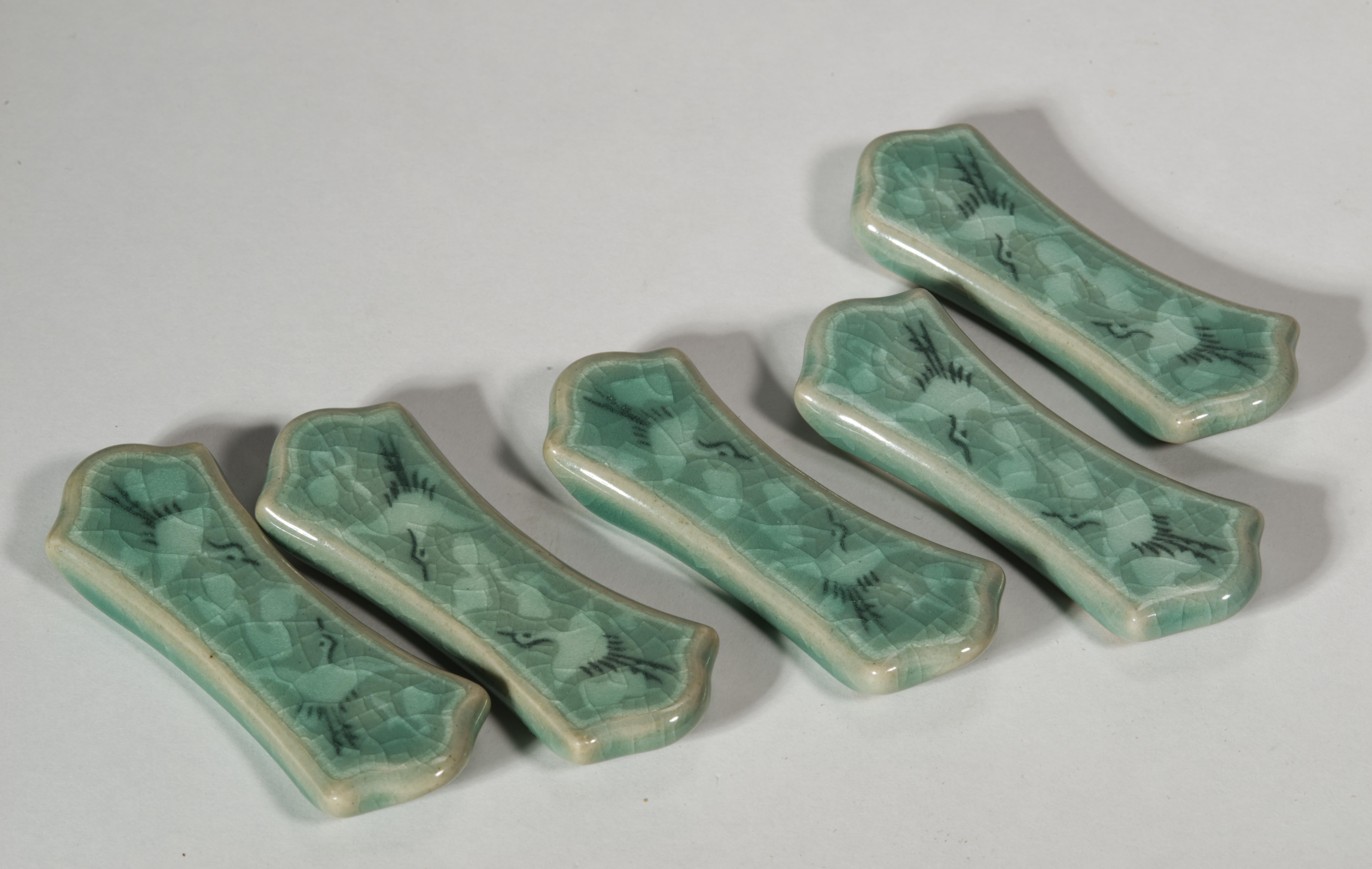  Juego de 5 soportes de cerámica o porcelana vintage para cuchillos o palillos, con esmalte de color celadón y motivos tradicionales de grullas voladoras y nubes, el diseño de las 
