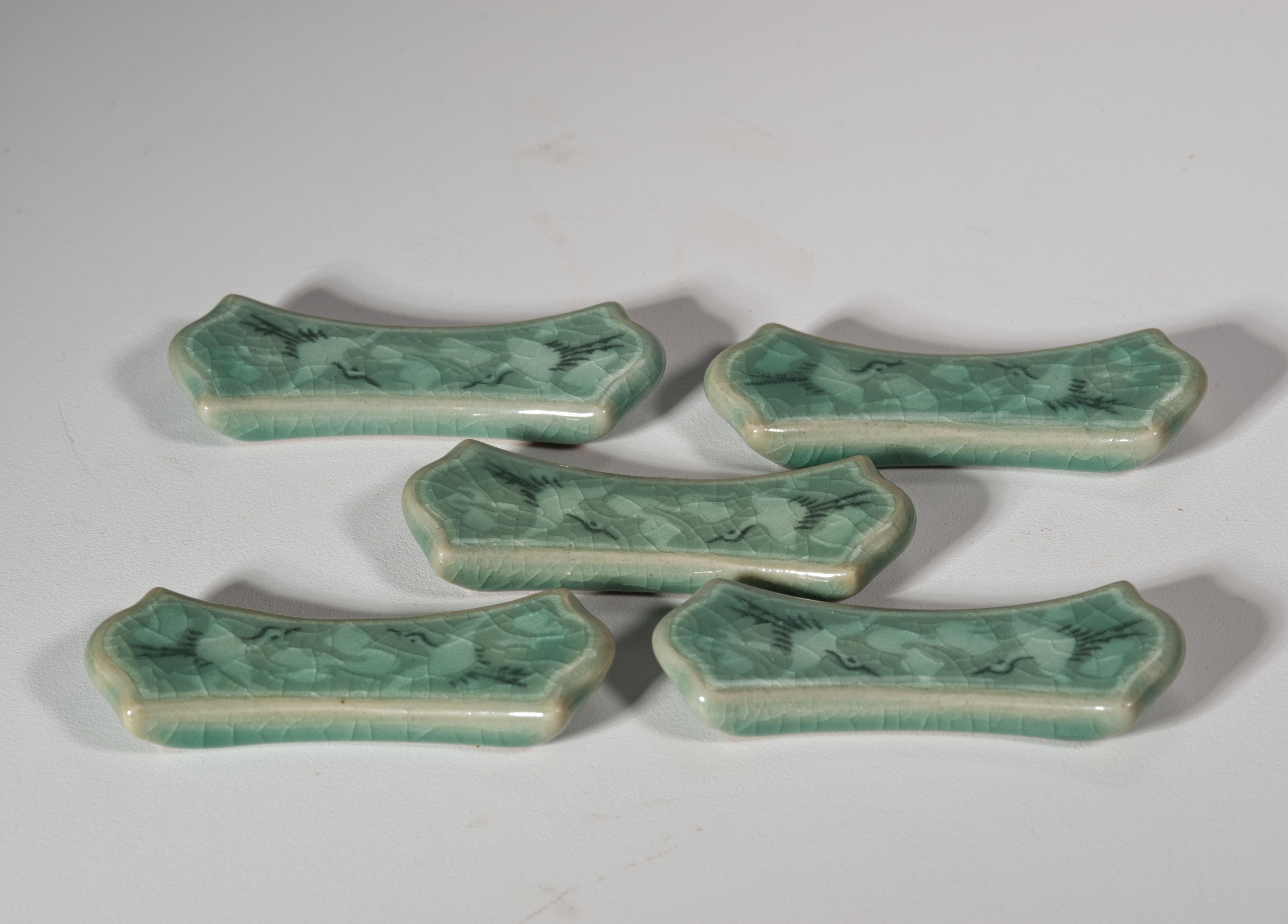 Juego de 5 Apoyacuchillos Coreanos de Celadón Goryeo, Grullas Voladoras y Nubes siglo XX en venta