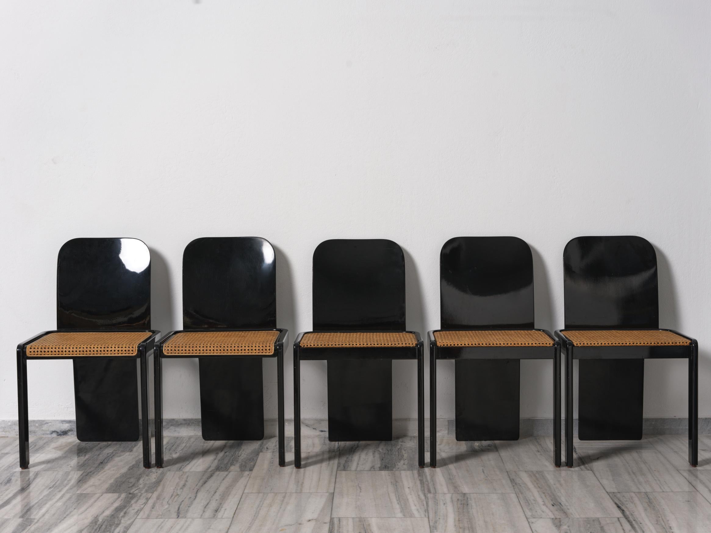 5 schwarz lackierte Holzstühle mit Wiener Stroh, entworfen von Pierluigi Molinari für Pozzi.
Schönes Design mit Metalldetails und Rückenlehne aus einem einzigen Stück gebogenem Holz.
