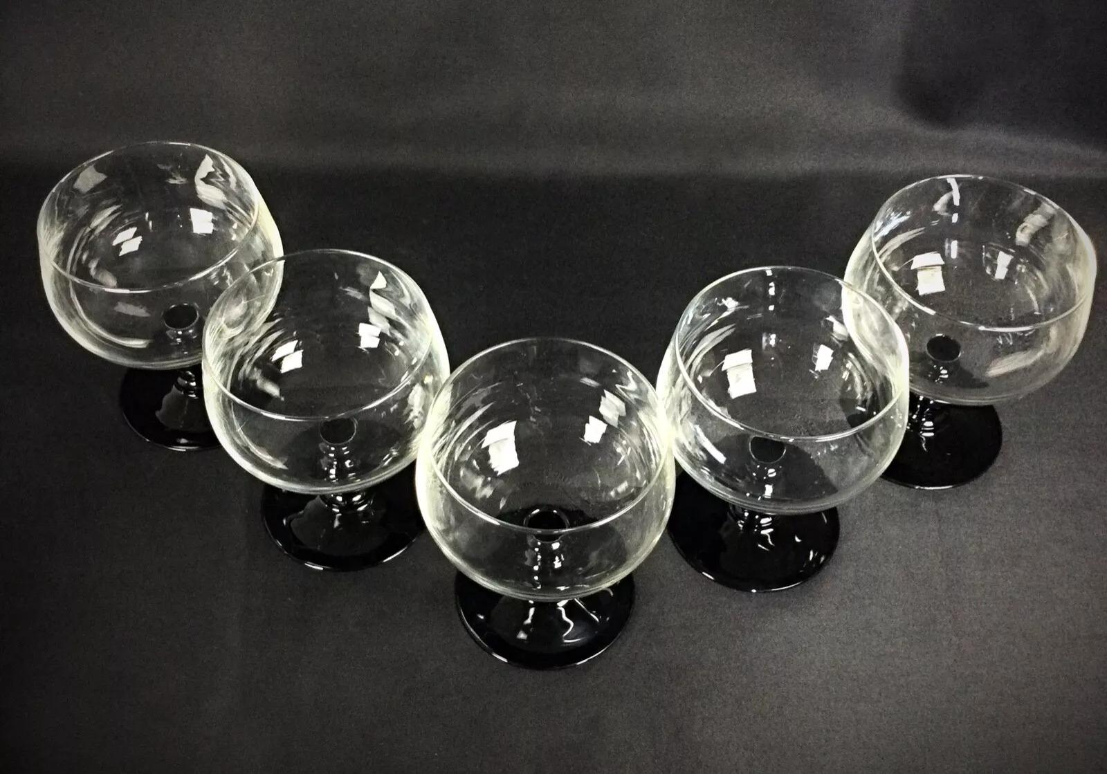 Questo elegante set di 5 bicchieri da vino grandi è caratterizzato da steli di un vivace colore verde che aggiungono un tocco di stile a qualsiasi tavola. Perfetti per le occasioni speciali o per arricchire i pasti di tutti i giorni, questi