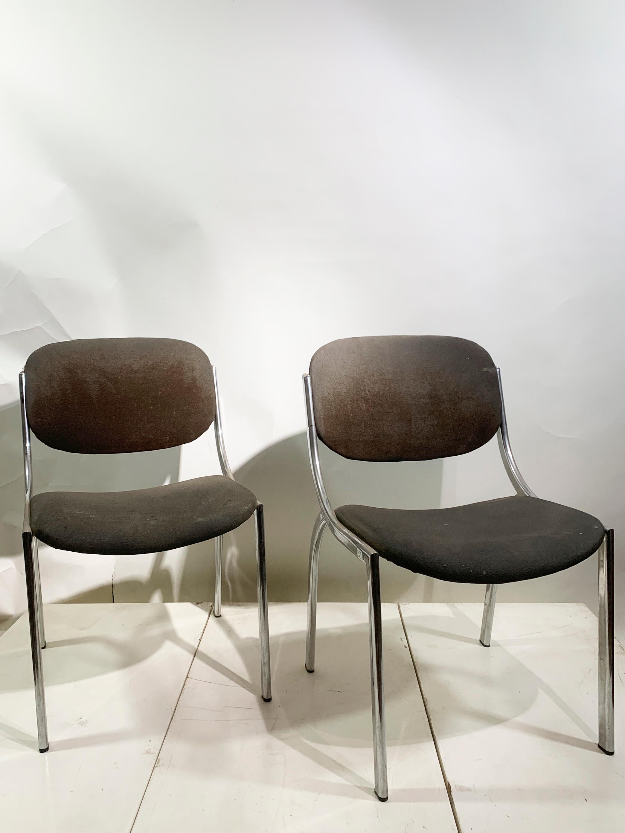 Ein vielseitiges Set aus fünf  Beistellstühle, die in den 1970er Jahren in Italien hergestellt wurden. Mit anmutig geschwungenen Chromrahmen und altersgemäßer Abnutzung des Stoffes  Mit ihren gepolsterten Sitzflächen und Rückenlehnen und der