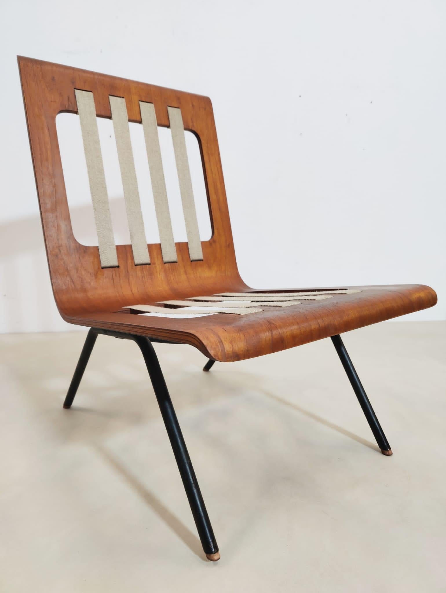 Ensemble de 5 chaises longues et table basse du milieu du siècle dernier par Franco Campo & Carlo Graffi - Italie, années 1960.