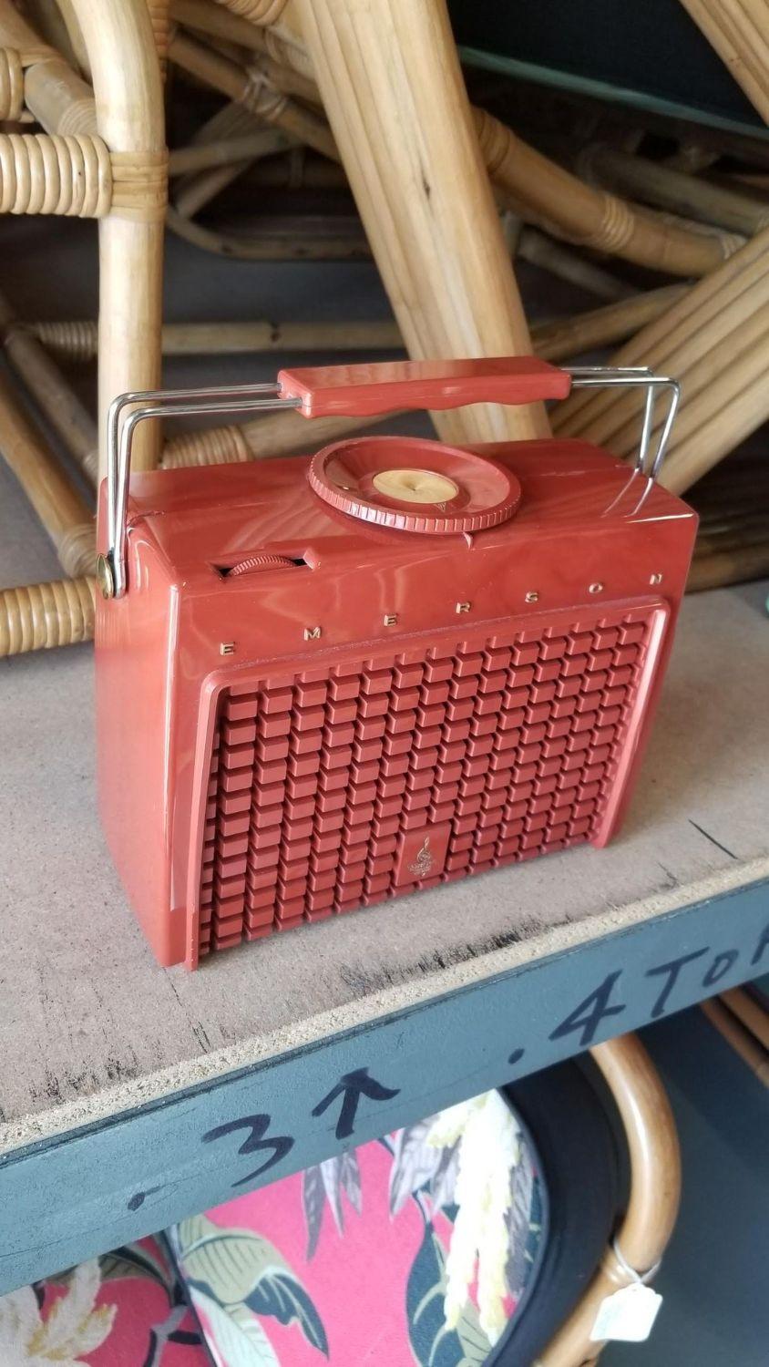 Set of 5 Mid Century AM Tube Radios In Excellent Condition In Van Nuys, CA