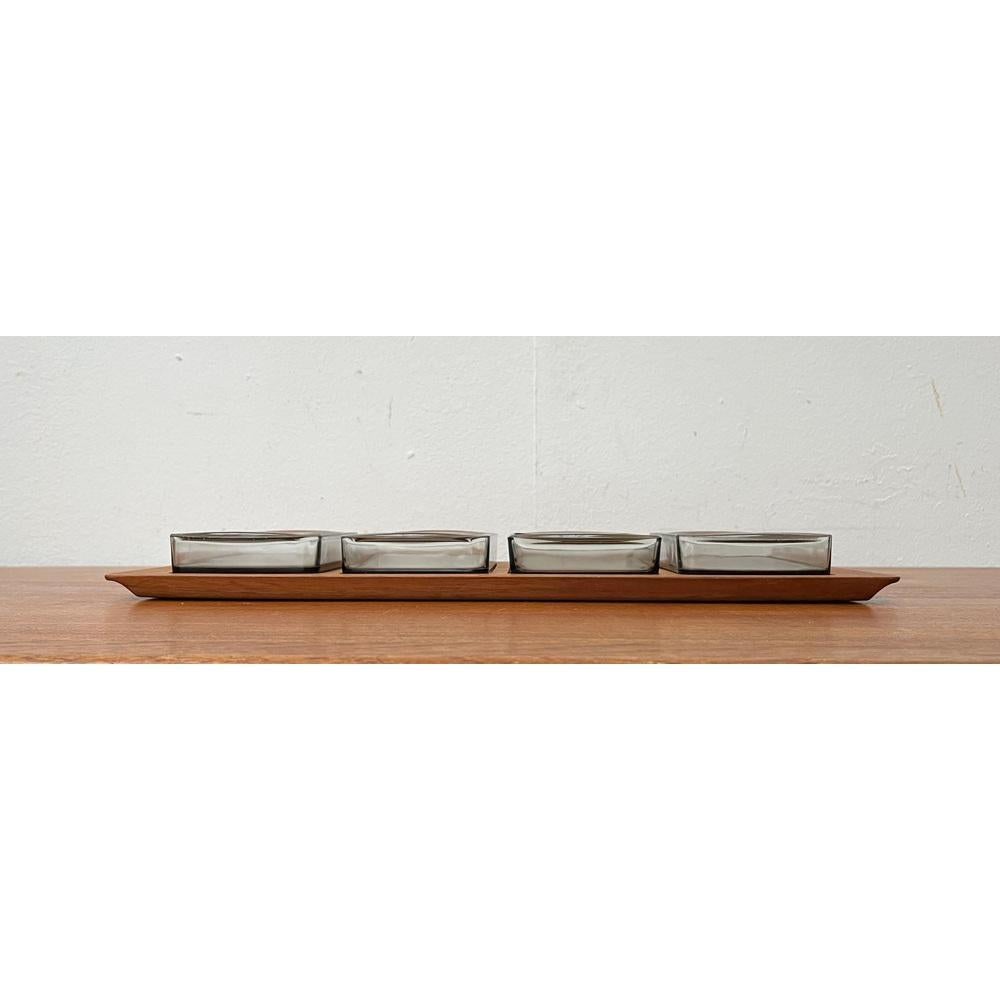 Ensemble de 5 bols cabaret en verre du milieu du siècle dernier de Holmegaard avec plateau en teck, années 1960 en vente 5