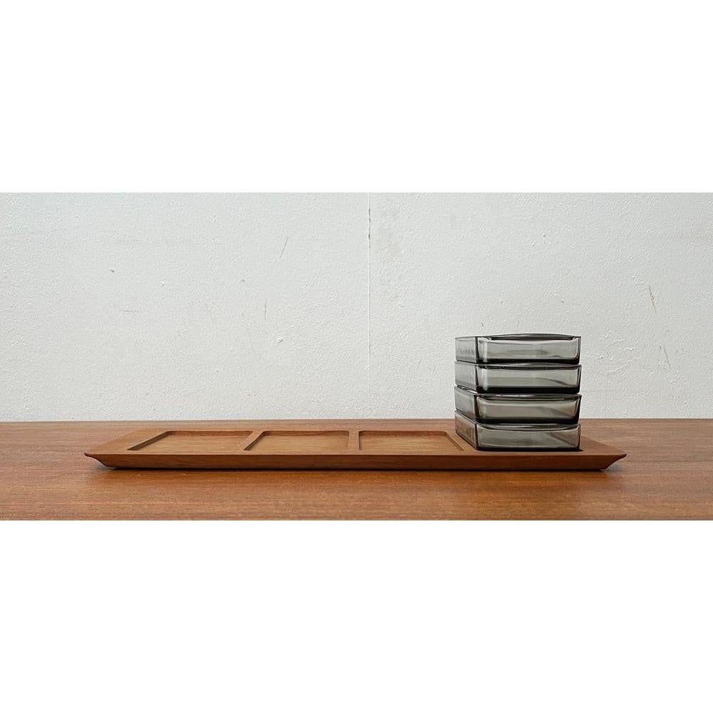 Bols en verre de cabaret danois du milieu du siècle de Holmegaard avec plateau en teck de Digsmed, années 1960, ensemble de 5, en très bon état. Conçue de 1960 à 1969 Cette pièce porte une marque d'attribution.

Informations complémentaires