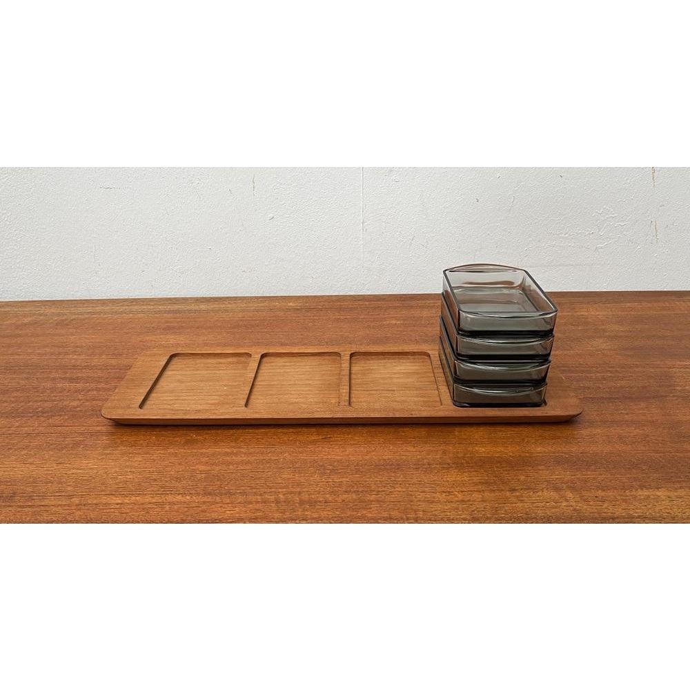 20ième siècle Ensemble de 5 bols cabaret en verre du milieu du siècle dernier de Holmegaard avec plateau en teck, années 1960 en vente