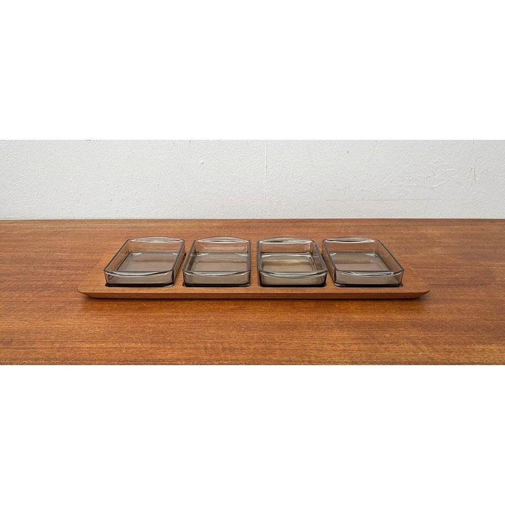 Ensemble de 5 bols cabaret en verre du milieu du siècle dernier de Holmegaard avec plateau en teck, années 1960 en vente 1