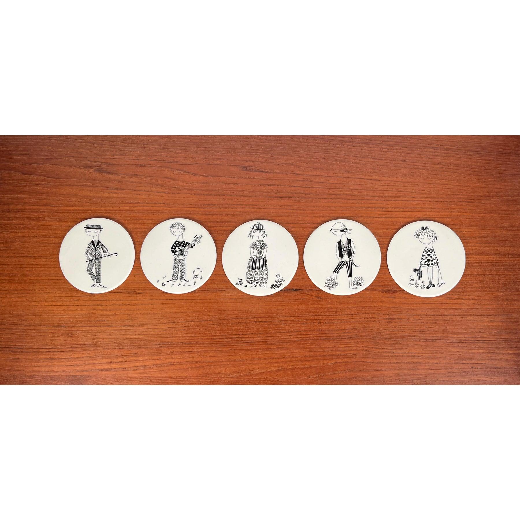 Sottobicchiere in ceramica di metà secolo di Bjørn Wiinblad, anni '60, set di 5, in ottime condizioni. Disegnato dal 1960 al 1969 Prove ufficiali di autenticità come cataloghi d'epoca, dischi di design.

Informazioni aggiuntive:
Materiali: