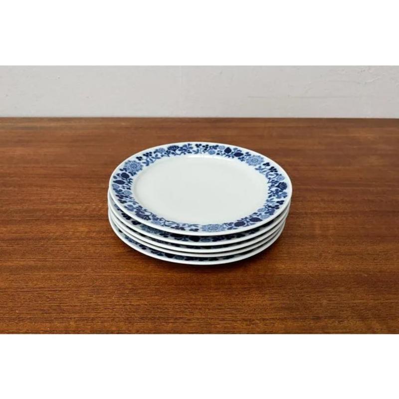 Assiettes en céramique allemandes du milieu du siècle, série Hamburg Form 20 Decor Blumenspiel par Lieselotte Kantner pour Melitta, années 1960, lot de 5, en très bon état. Conçue de 1960 à 1969 Cette pièce porte une marque