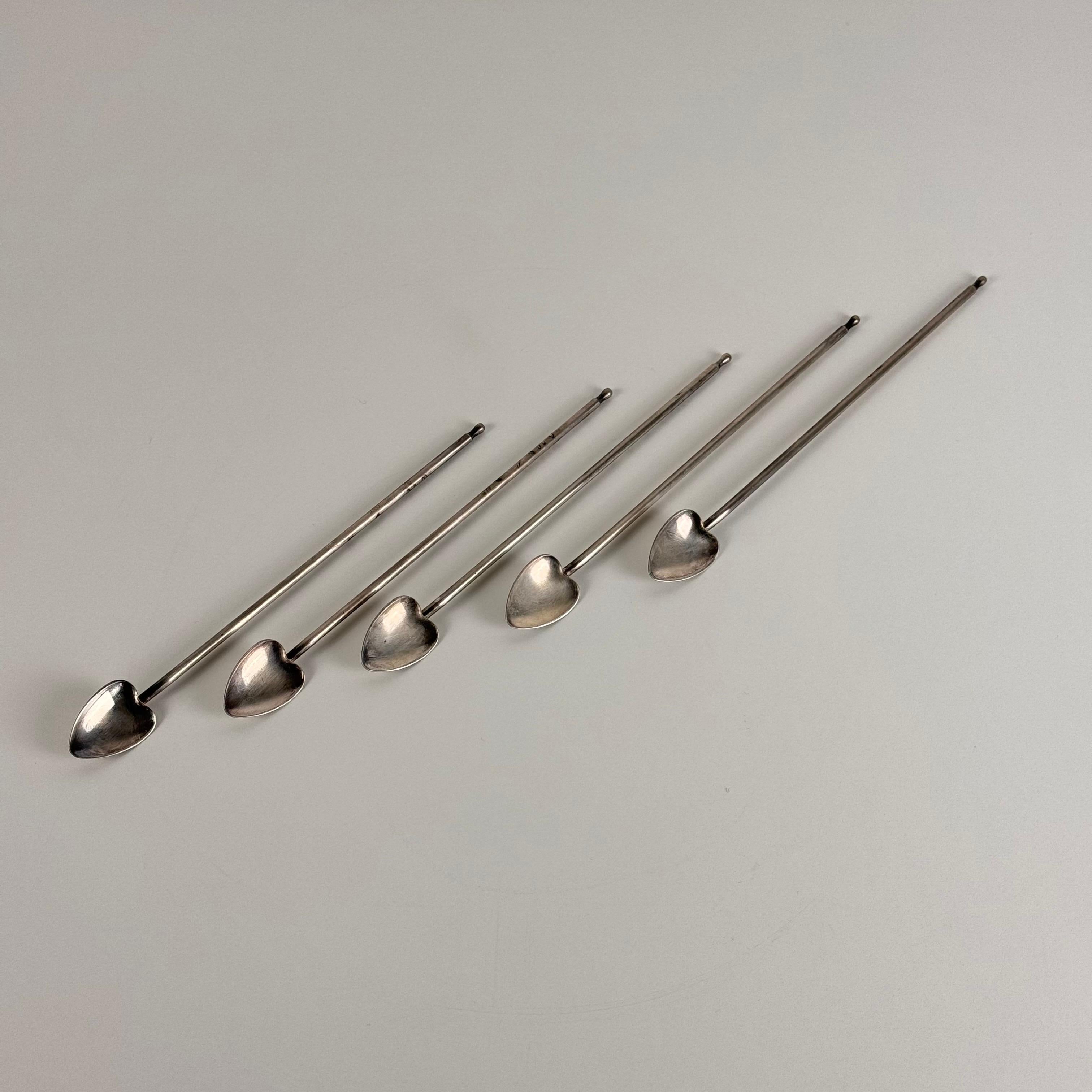 Set di 5 cannucce per cocktail di metà secolo con cucchiai a forma di cuore, anni '50 in vendita 2