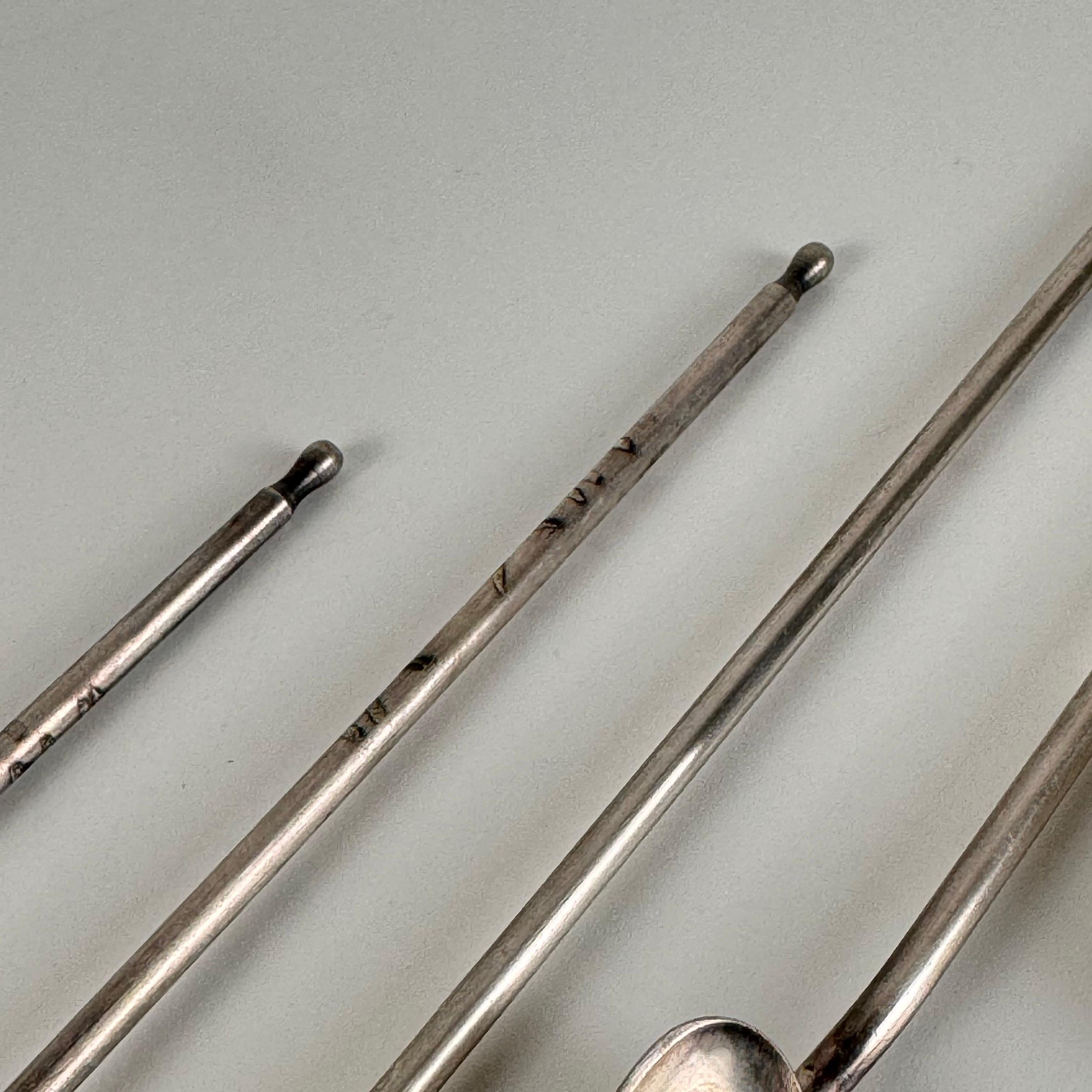 Set di 5 cannucce per cocktail di metà secolo con cucchiai a forma di cuore, anni '50 in vendita 4