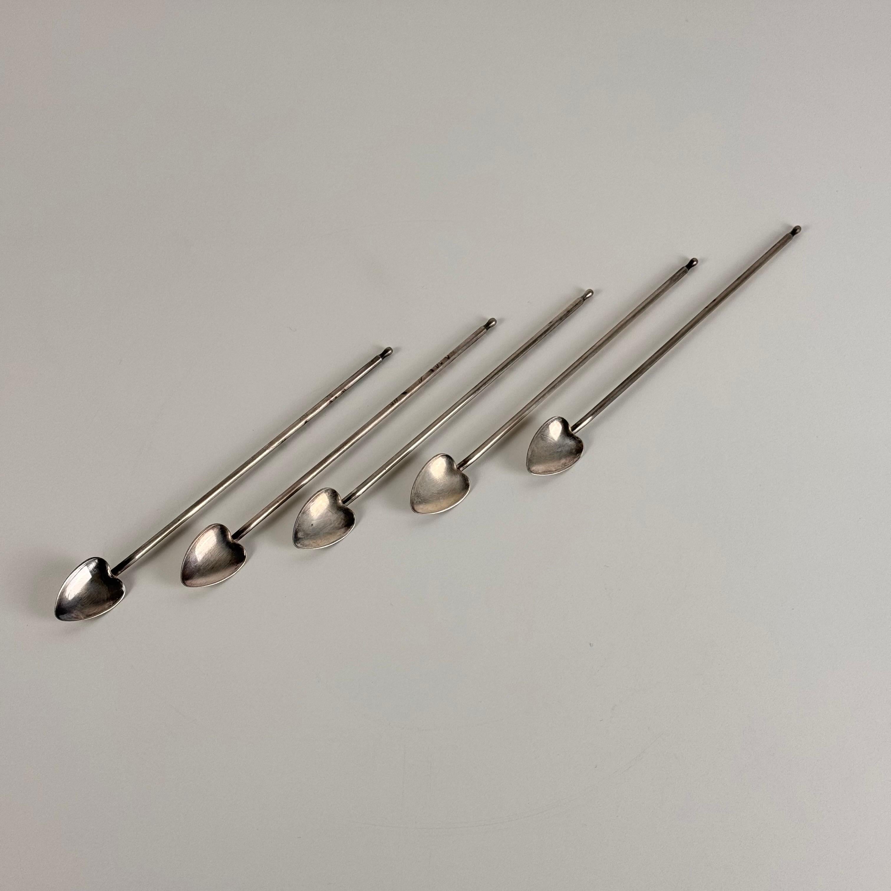 Questo affascinante set di cinque cannucce vintage per cocktail è un bellissimo esempio di artigianato italiano degli anni '50, realizzato dalla rinomata PM Italy. Disegnata nello stile di Gio Ponti, ogni cannuccia presenta un cucchiaio a forma di