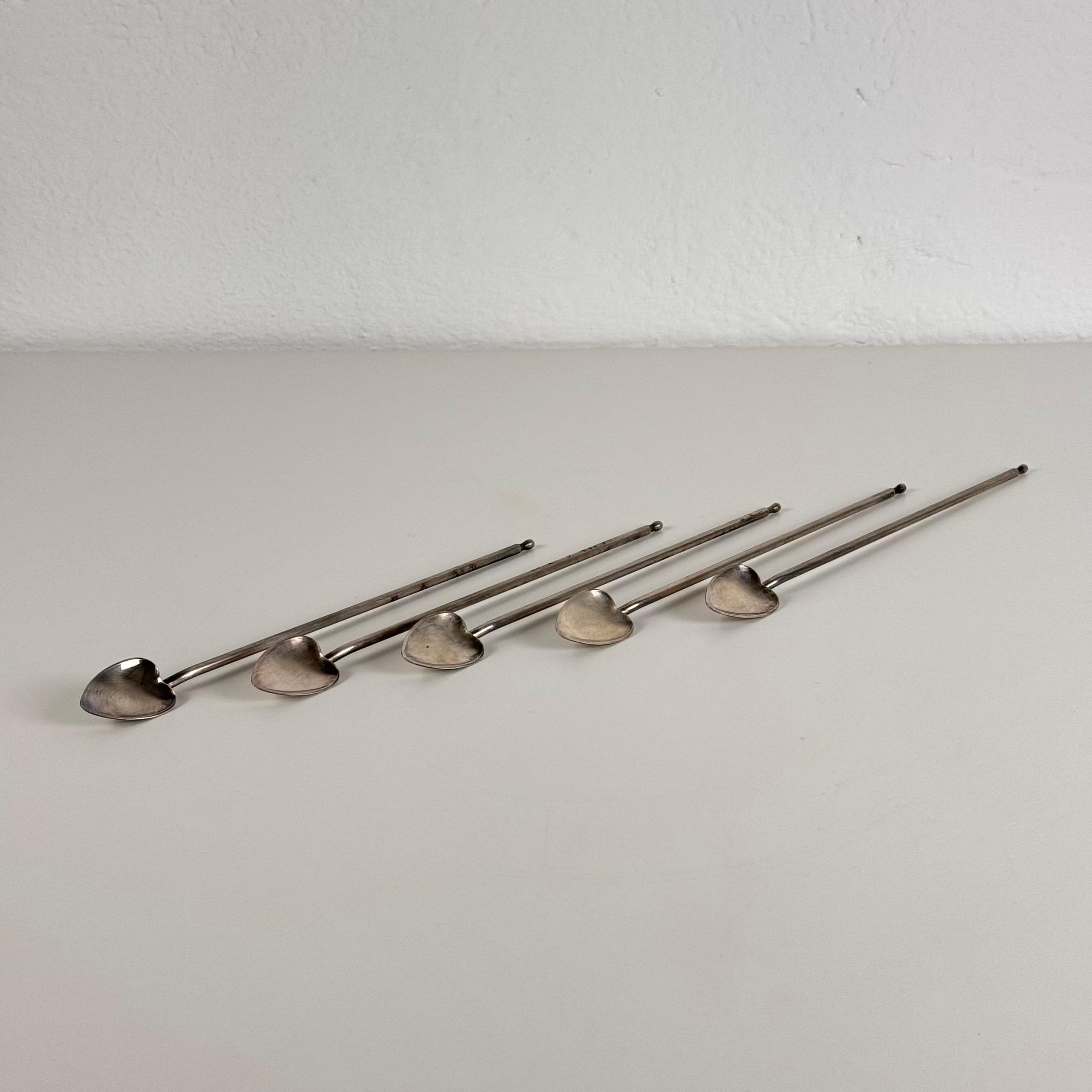 Mid-Century moderno Set di 5 cannucce per cocktail di metà secolo con cucchiai a forma di cuore, anni '50 in vendita