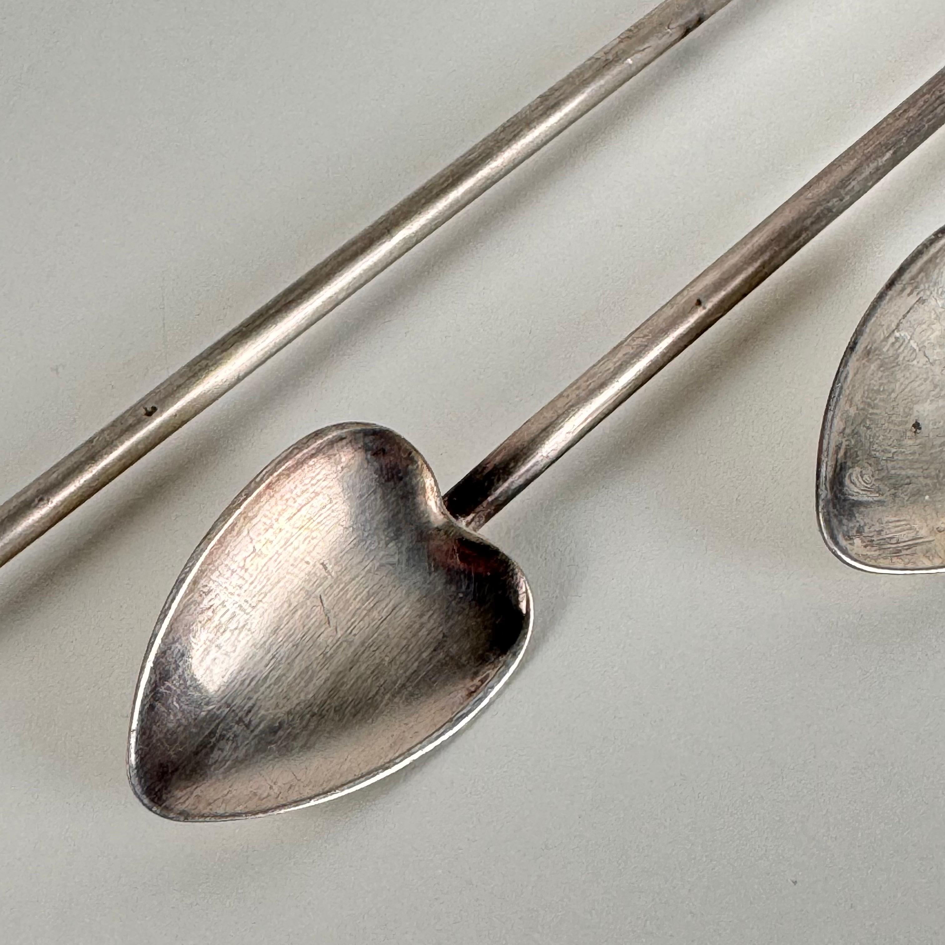 Fatto a mano Set di 5 cannucce per cocktail di metà secolo con cucchiai a forma di cuore, anni '50 in vendita