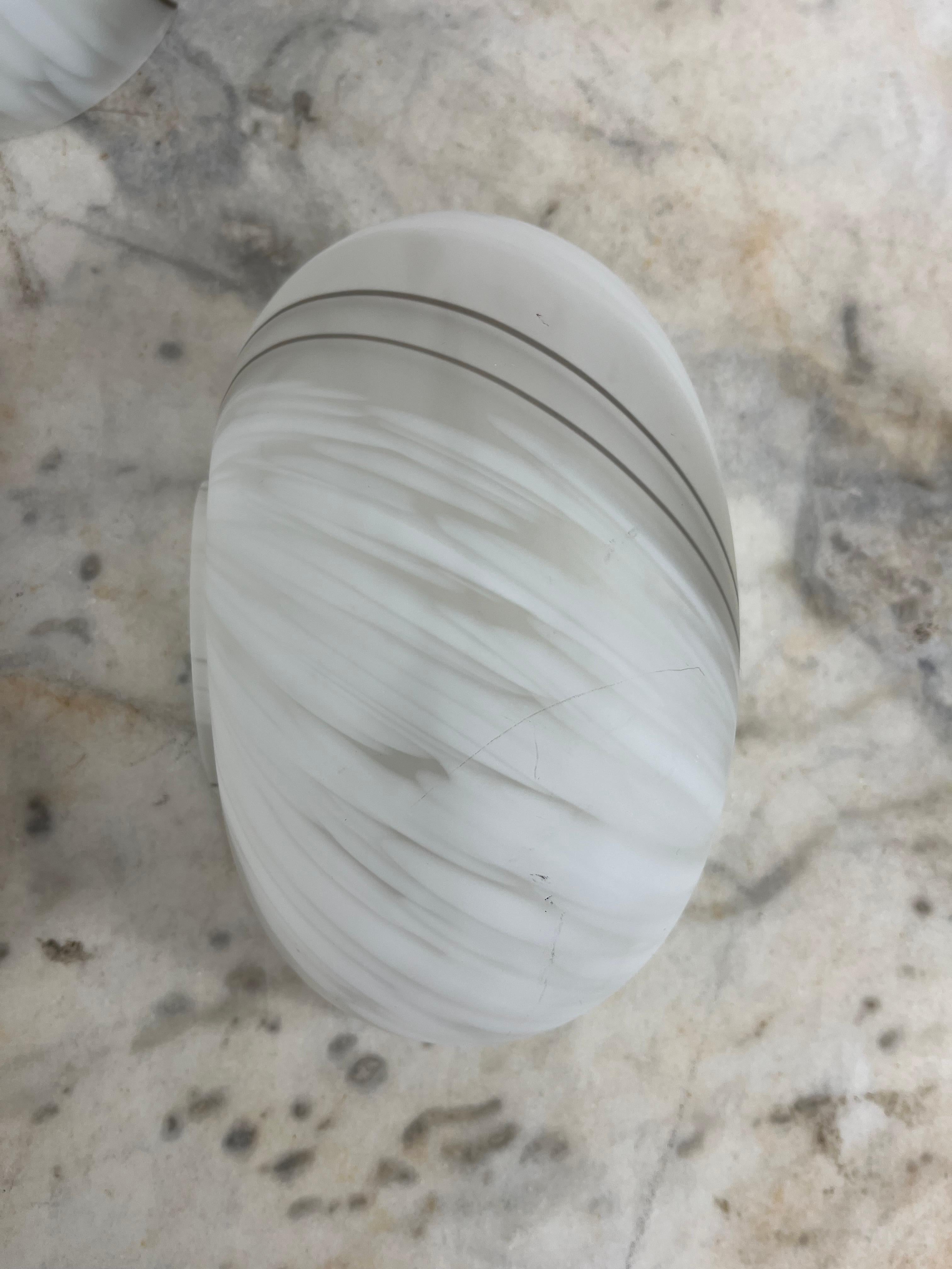 Set di 5 lampade da parete a conchiglia in vetro di Murano curvato, 1960
Vetro intatto, strutture metalliche dorate.
Buone condizioni, piccoli segni di invecchiamento.

Garantiamo una spedizione immediata con un imballaggio adeguato e un corriere di