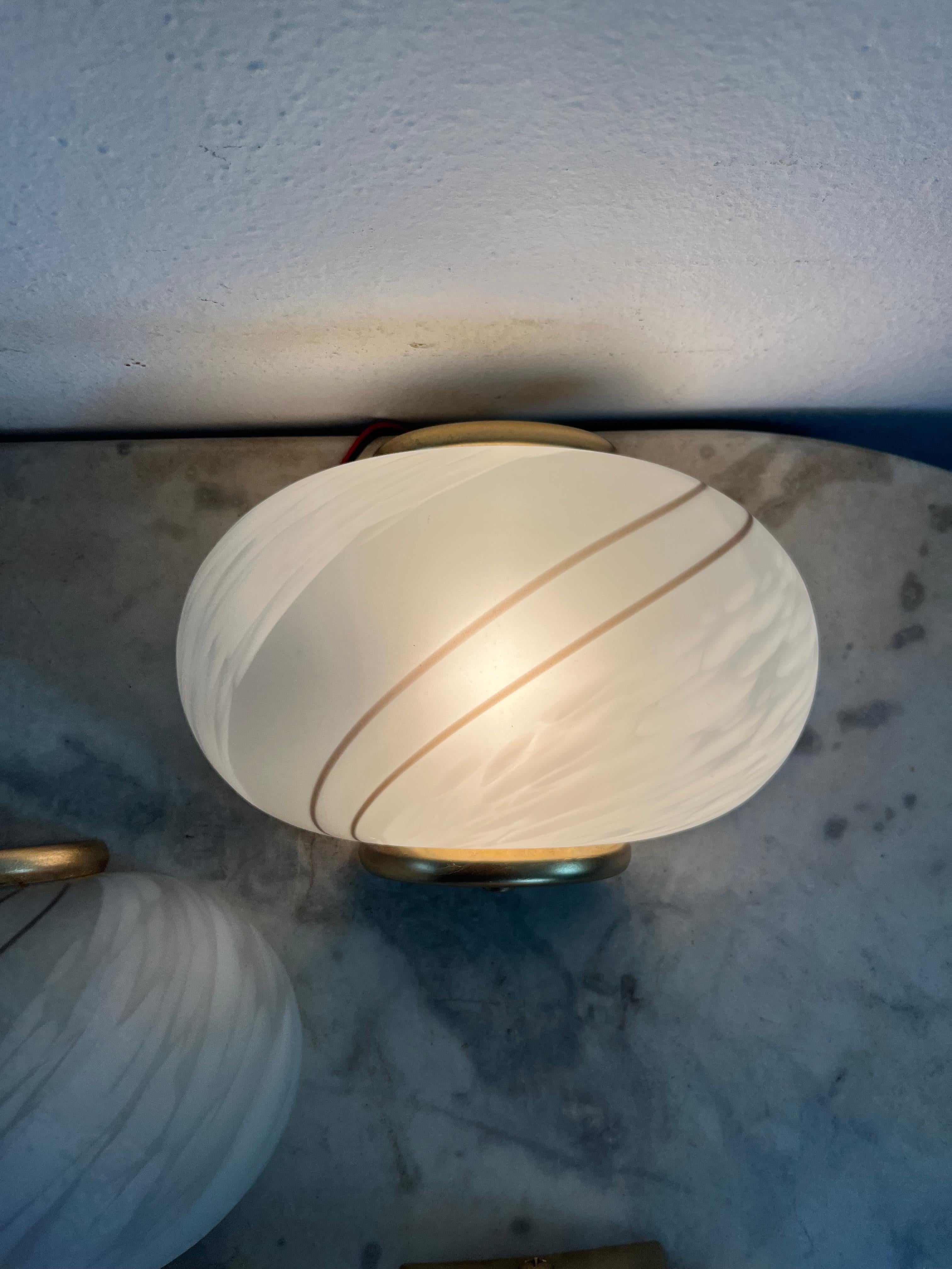 Italiano Set di 5 lampade da parete a conchiglia in vetro di Murano curvato, 1960 in vendita