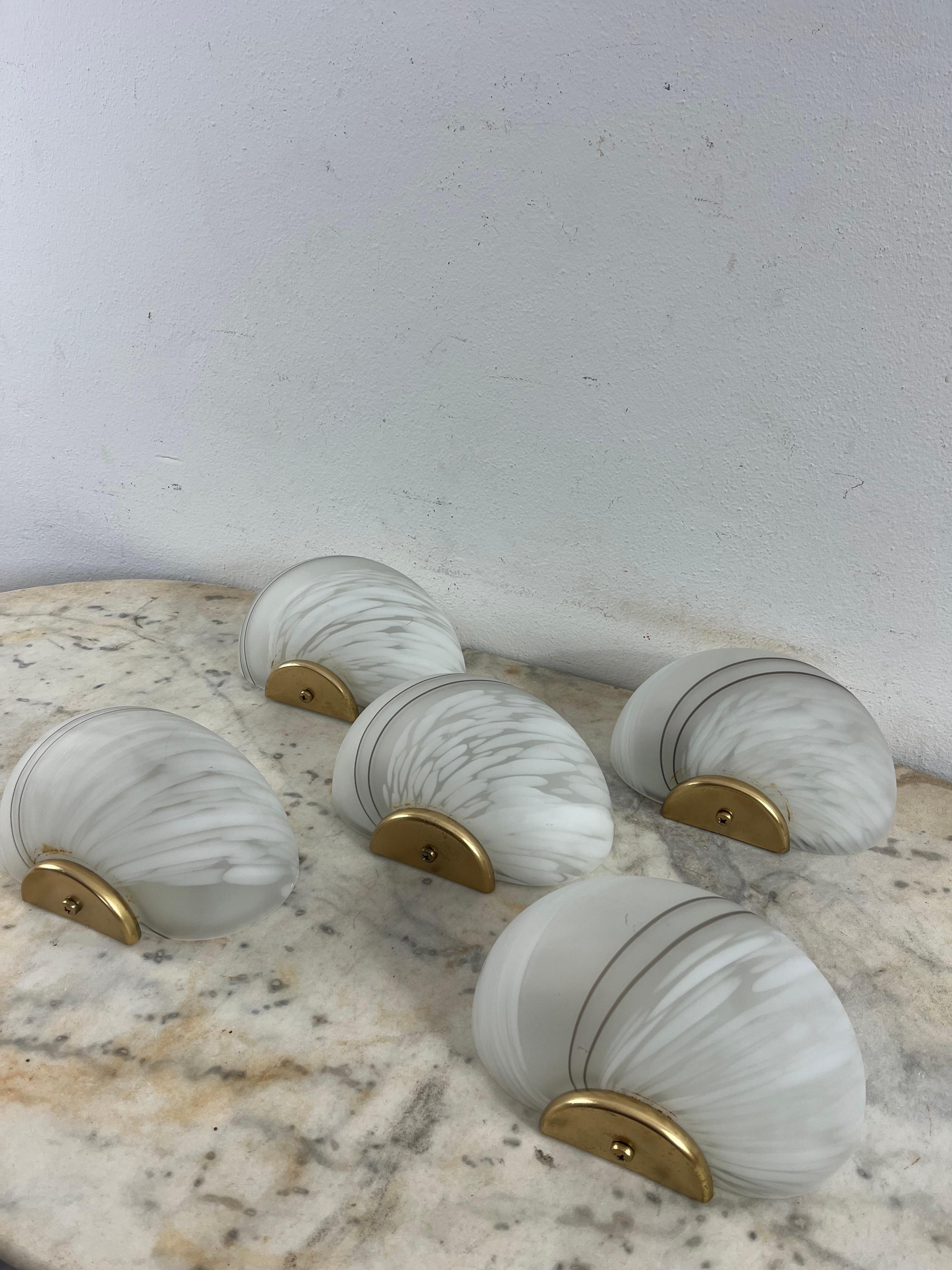 Metà XX secolo Set di 5 lampade da parete a conchiglia in vetro di Murano curvato, 1960 in vendita