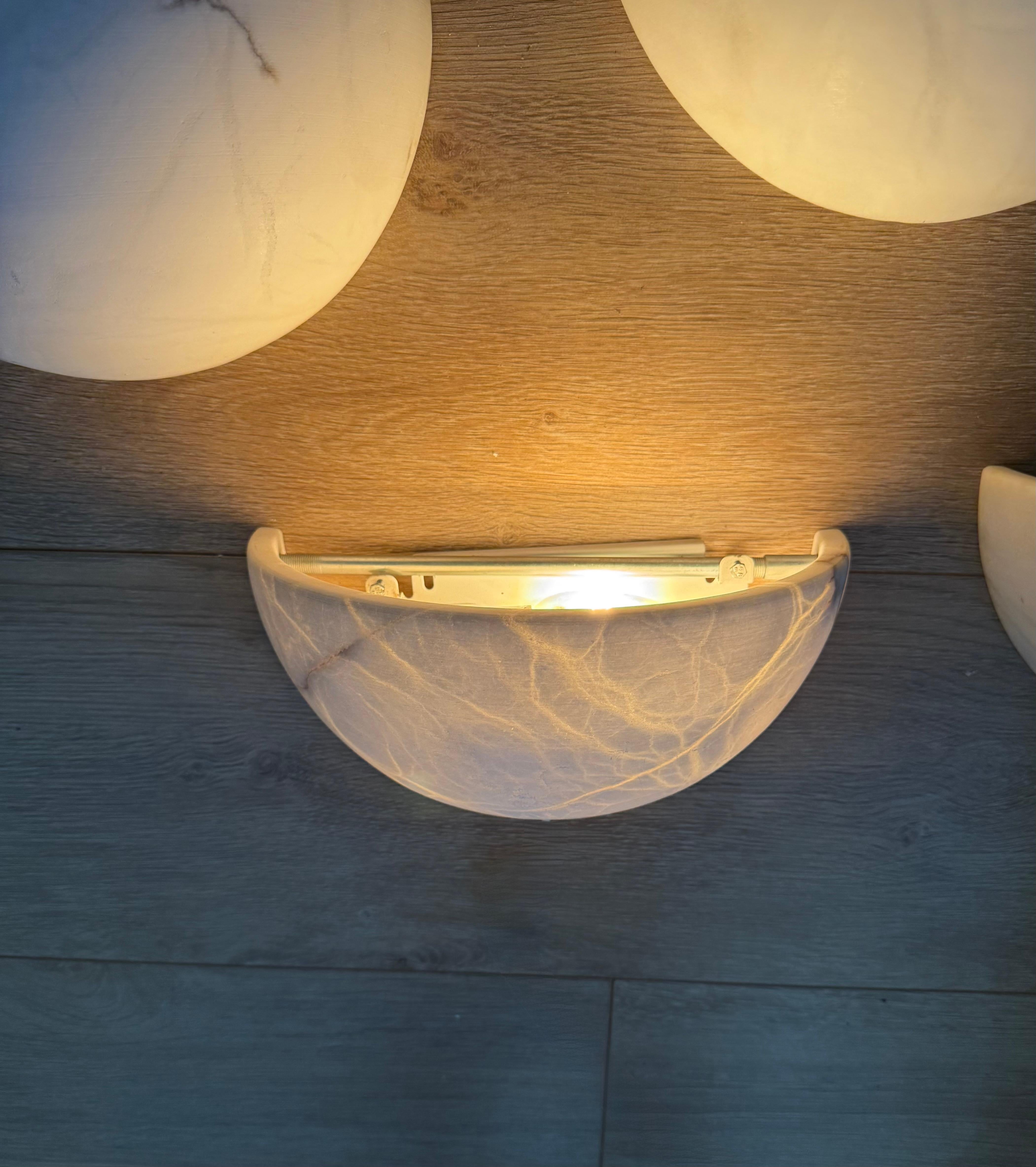 Art Déco Set di 5 lampade da parete in alabastro di stile Art Deco del MidCentury, Timeless Design in vendita