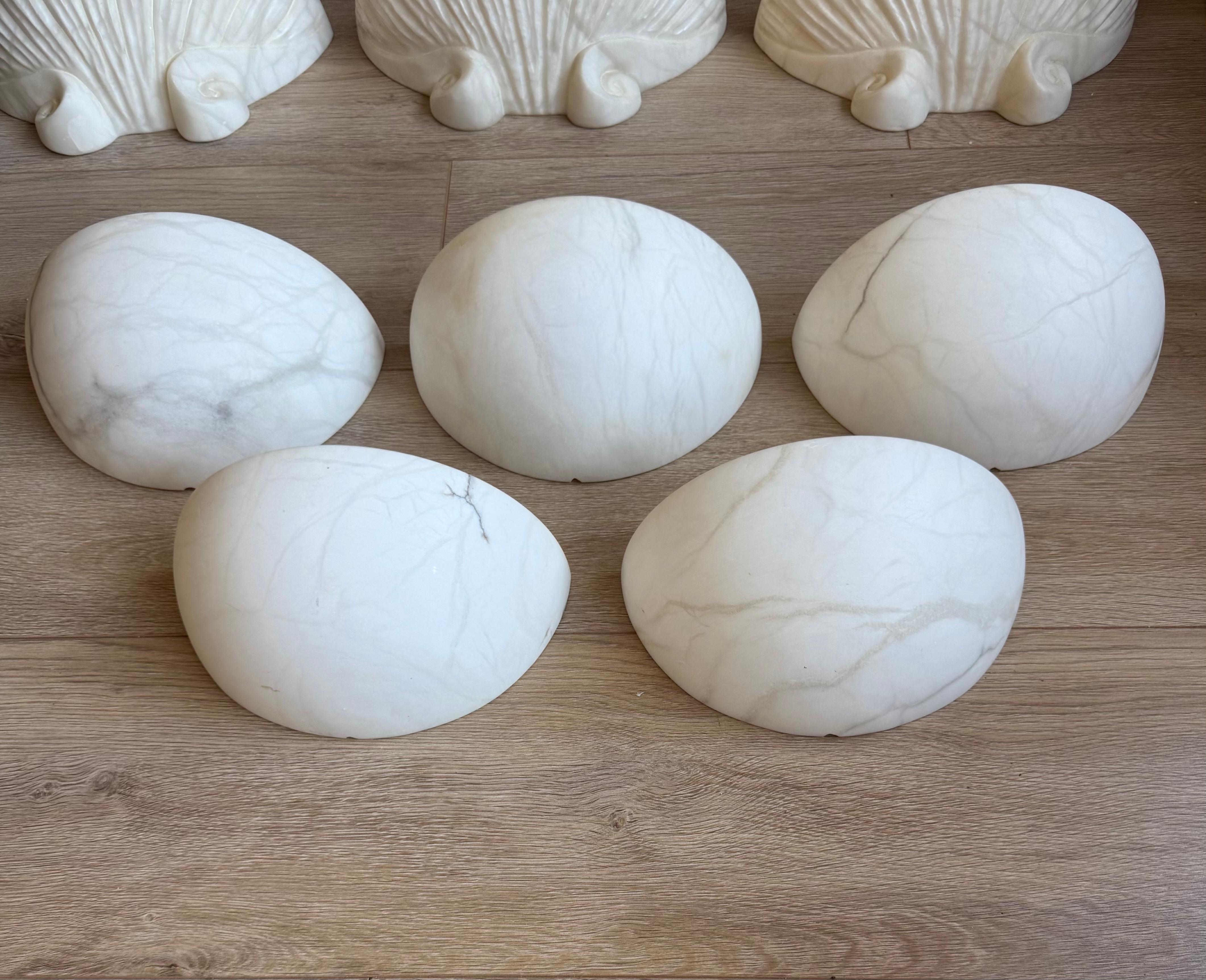 Europeo Set di 5 lampade da parete in alabastro di stile Art Deco del MidCentury, Timeless Design in vendita