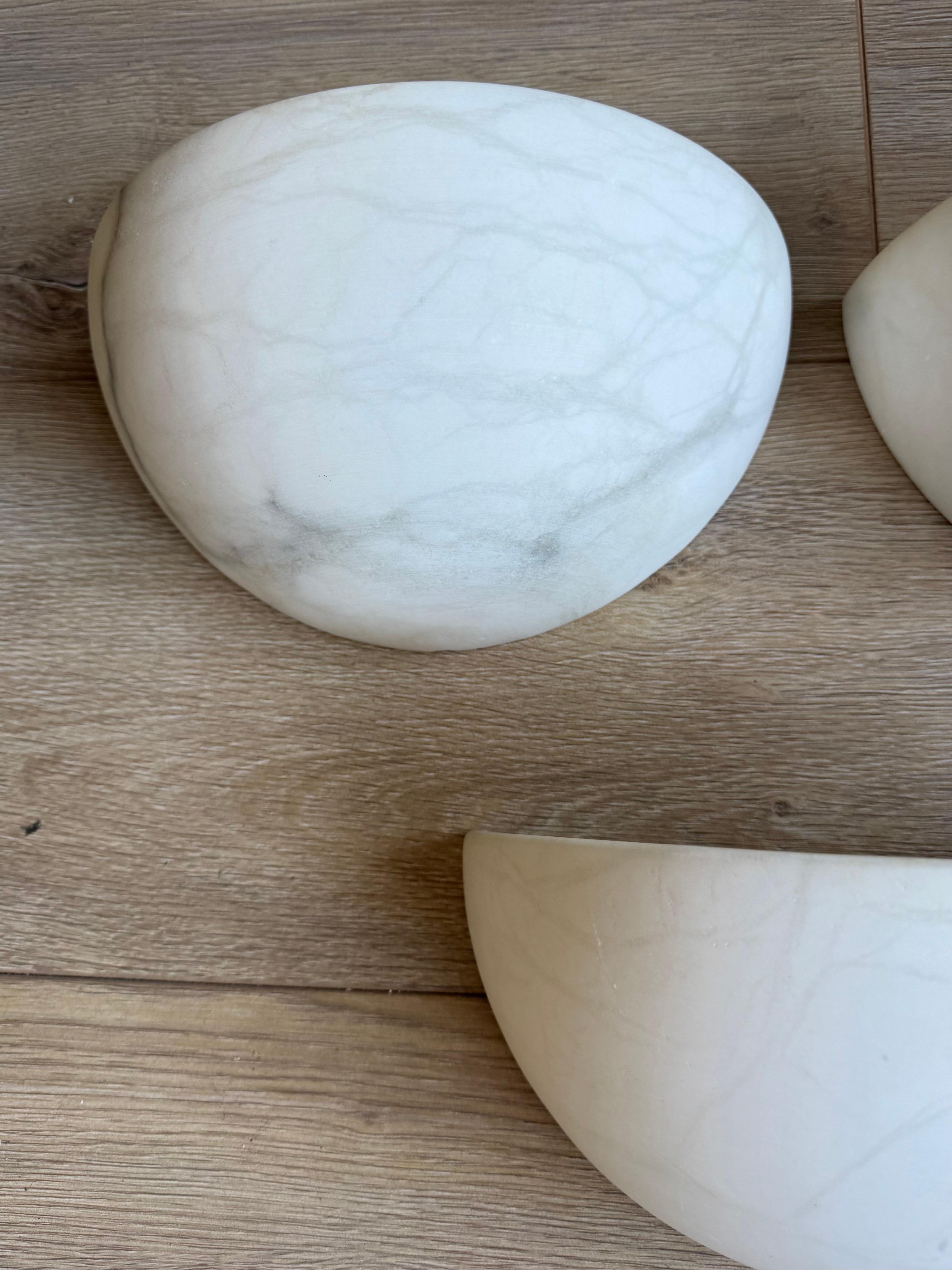 XX secolo Set di 5 lampade da parete in alabastro di stile Art Deco del MidCentury, Timeless Design in vendita