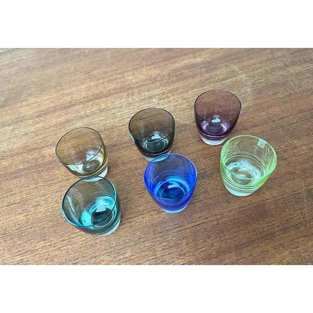 Set di 5 bicchieri da shot colorati di Gral Glass, anni '60, in ottime condizioni. Disegnato tra il 1960 e il 1969 Questo pezzo ha un marchio di attribuzioneÈ completamente autentico 

Informazioni aggiuntive:
Materiali: Vetro
Colore: blu
Paese di