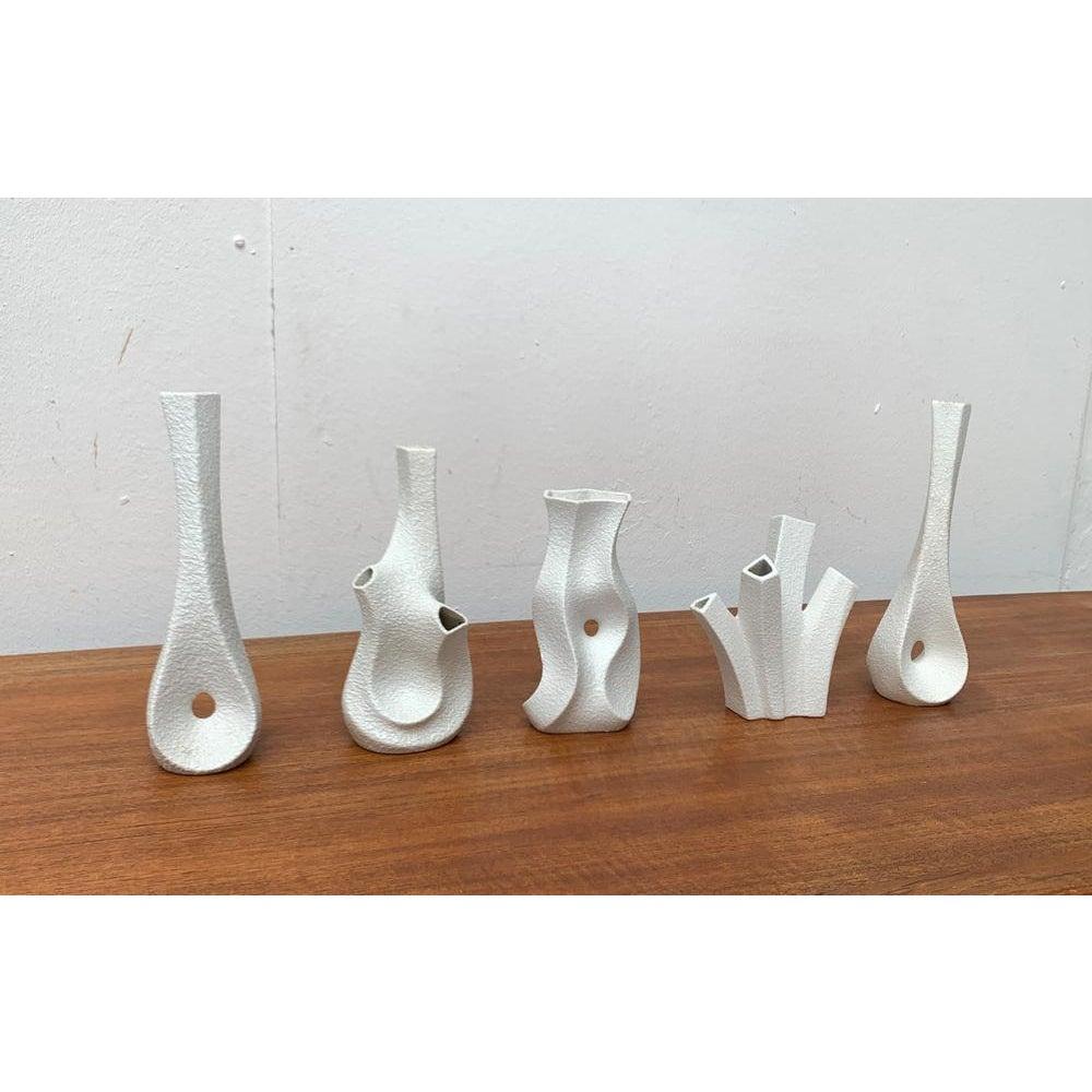 Vasi scultorei Op Art tedeschi di metà secolo di Peter Müller per Sgrafo Modern, anni '60, set di 5, in ottime condizioni. Progettato tra il 1960 e il 1969 Questo pezzo ha un marchio di attribuzione.

Informazioni aggiuntive:
Materiali: