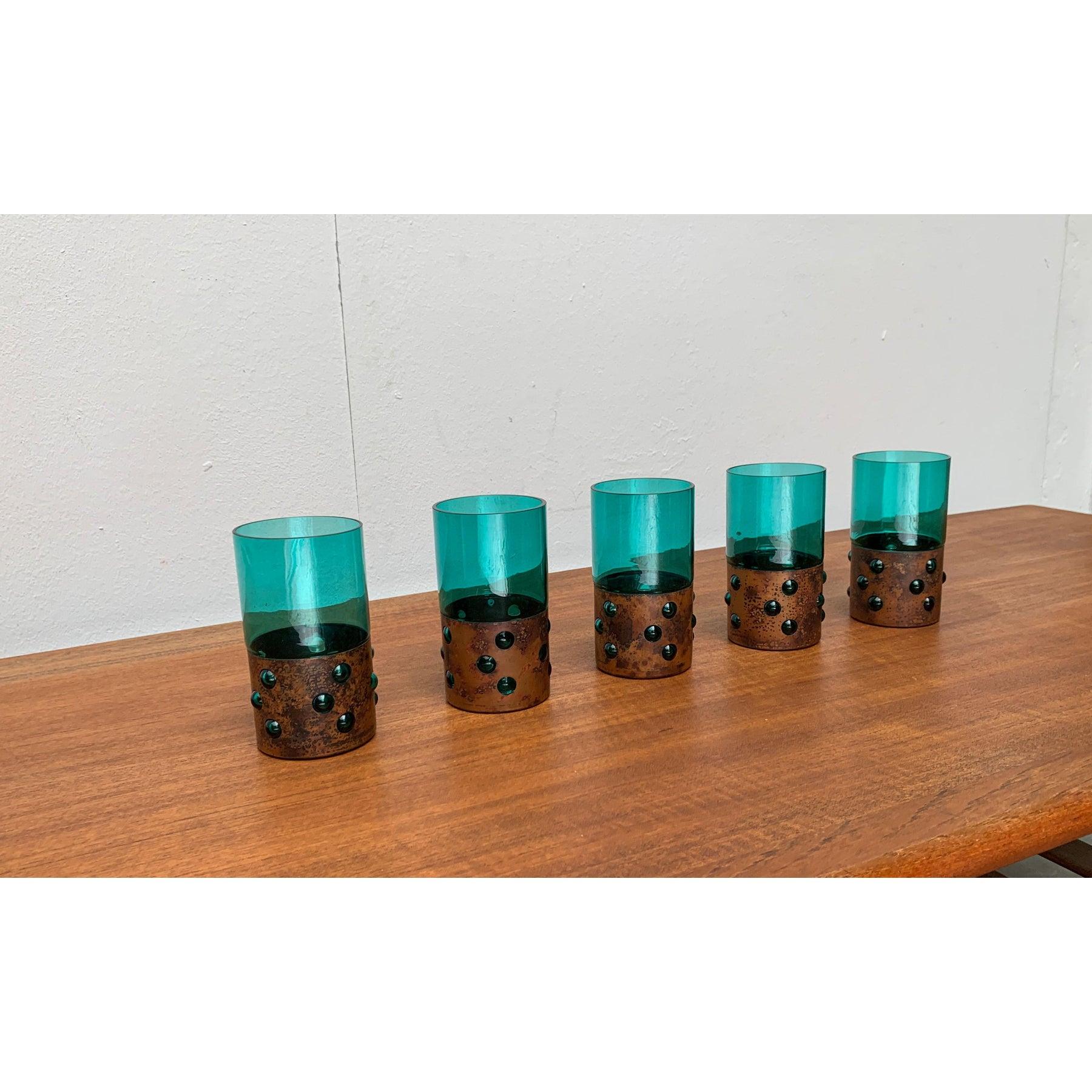 Vasos verdes de cristal y cobre de mediados de siglo de Nanny Still, años 60, juego de 5, en muy buen estado. Diseñado de 1960 a 1969 Pruebas oficiales de autenticidad, como catálogos antiguos, discos de diseñador.

Más información:
Materiales: