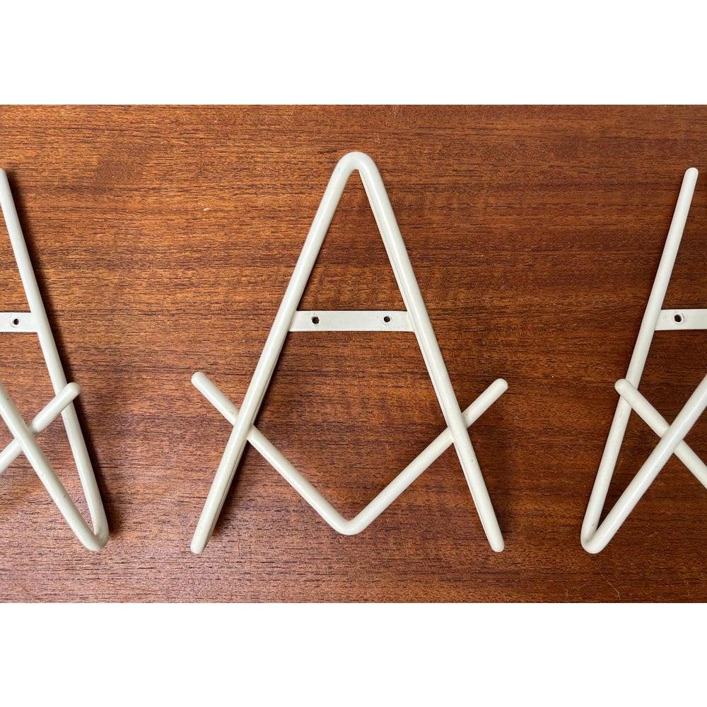 Set di 5 appendiabiti minimalisti di metà secolo in metallo, anni '60 in vendita 3