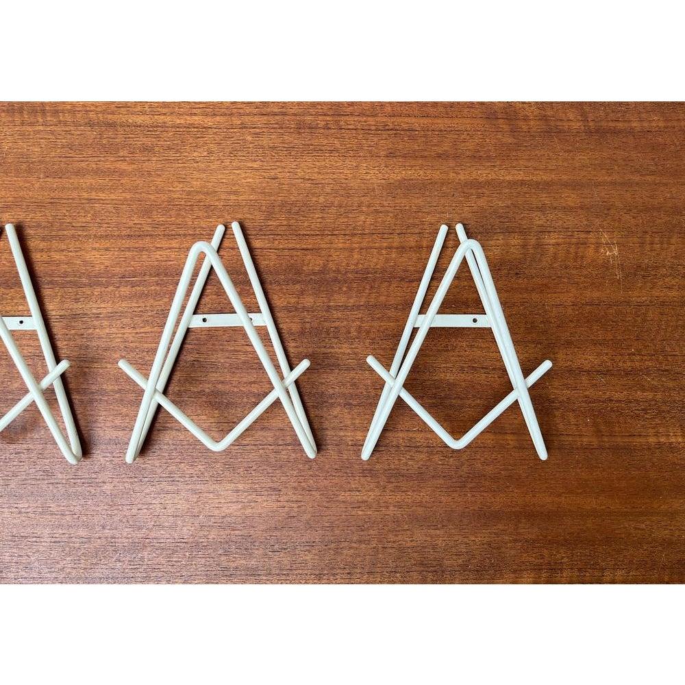 Set di 5 appendiabiti minimalisti di metà secolo in metallo, anni '60 in vendita 5