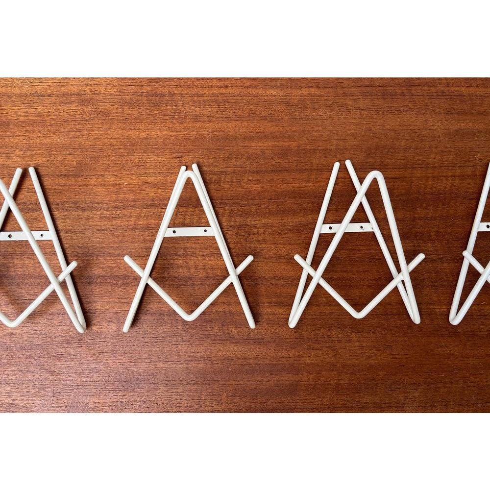 Set di 5 appendiabiti minimalisti di metà secolo in metallo, anni '60 in vendita 1