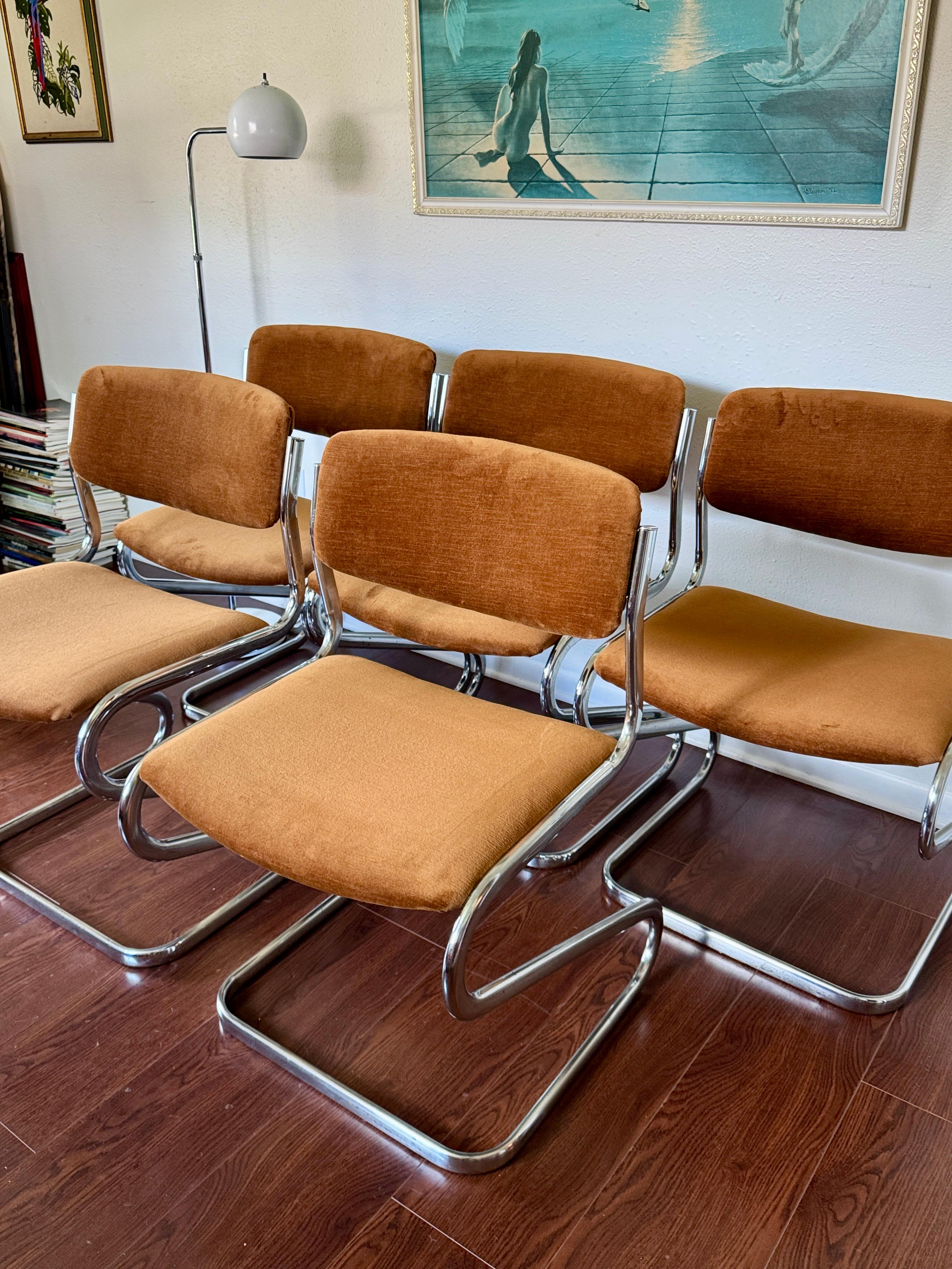 Satz von 5 verchromten Zig Zag Stühlen aus braunem Samt, circa 1960er Jahre im Angebot 4