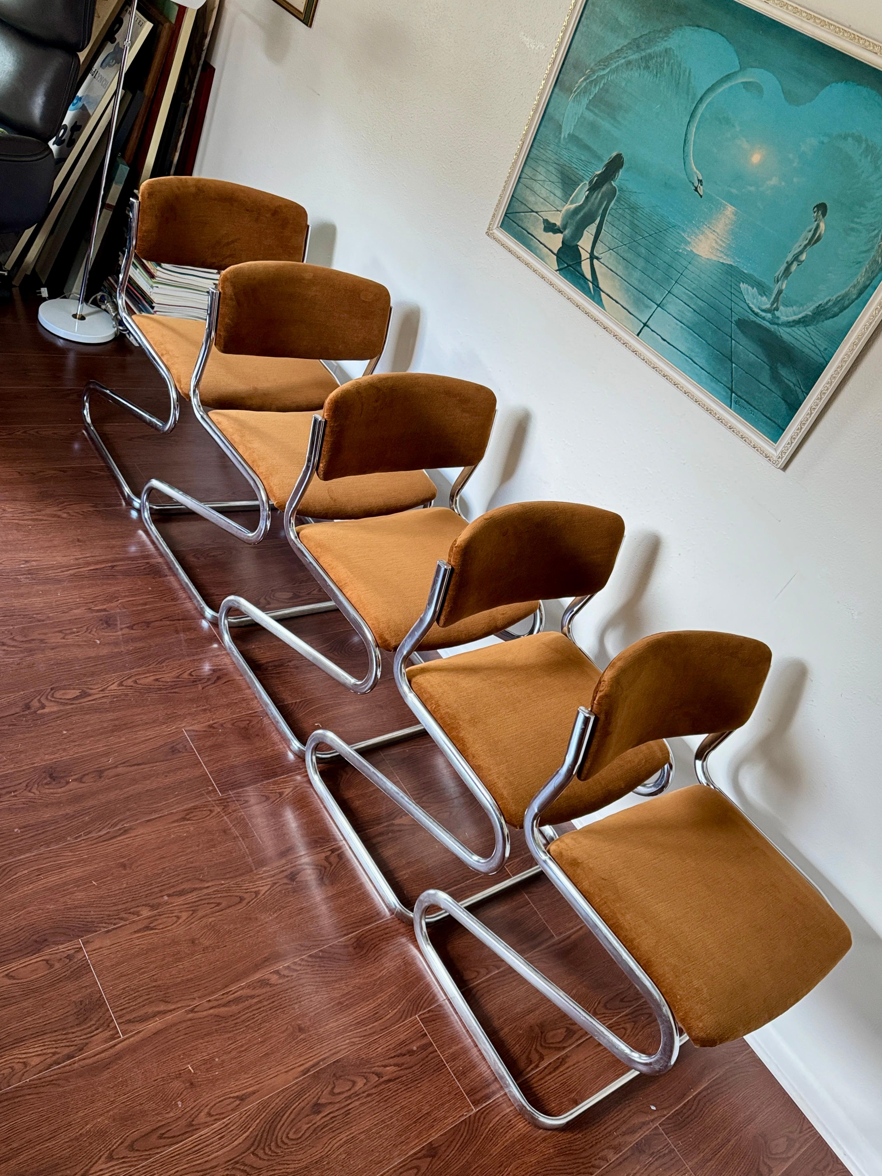 Satz von 5 verchromten Zig Zag Stühlen aus braunem Samt, circa 1960er Jahre im Zustand „Gut“ im Angebot in Houston, TX