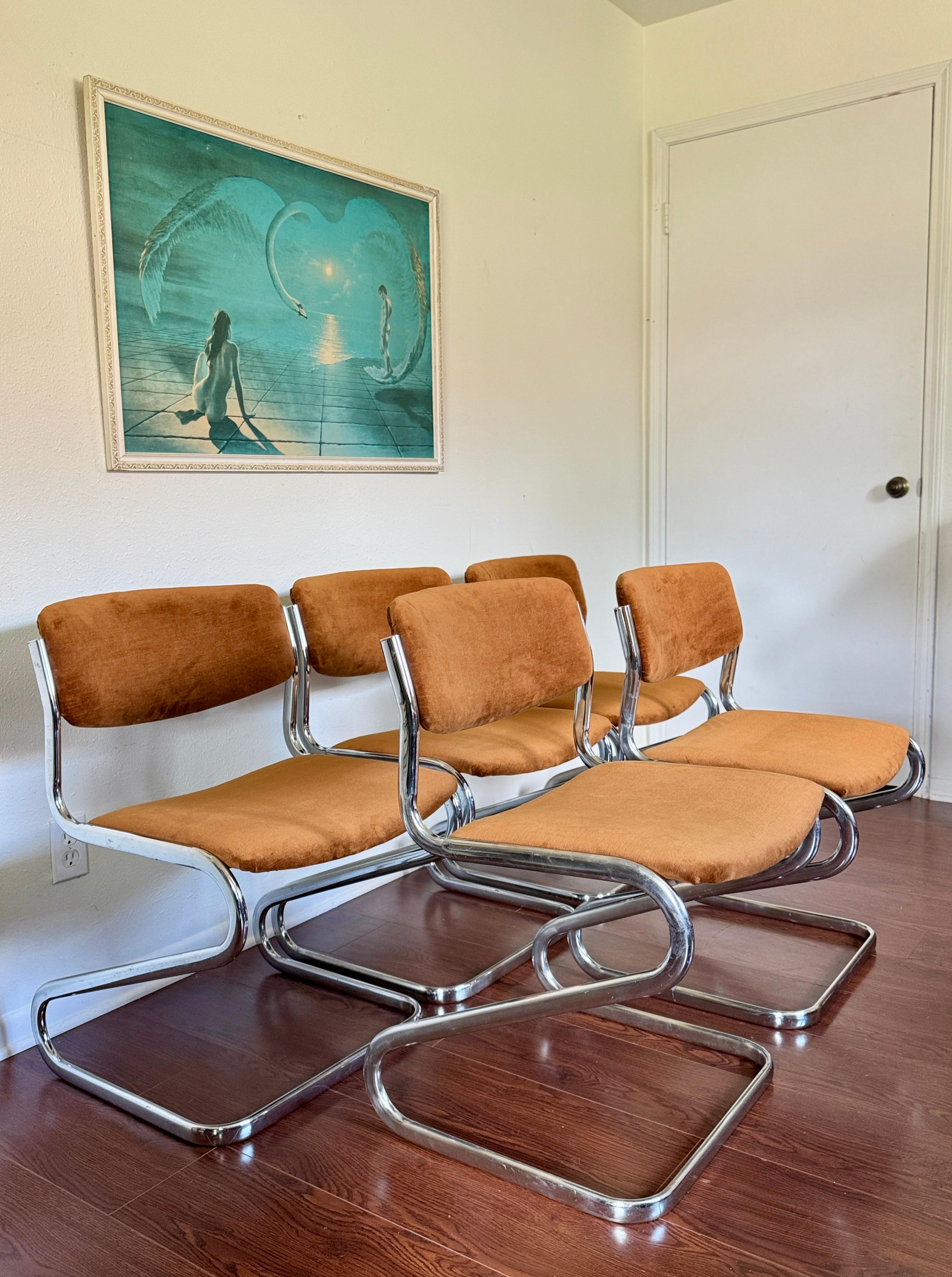 Satz von 5 verchromten Zig Zag Stühlen aus braunem Samt, circa 1960er Jahre im Angebot 2