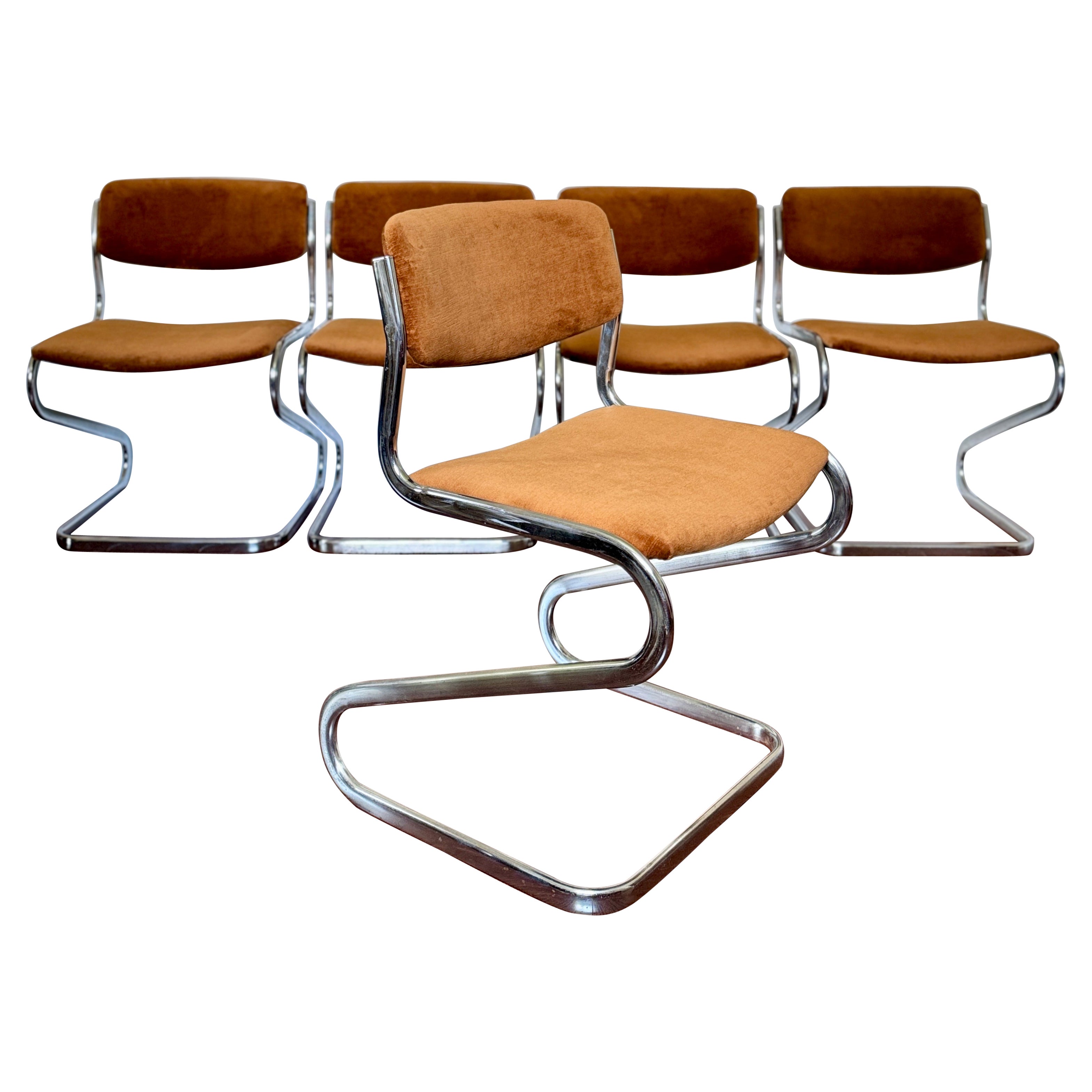 Set di 5 sedie cromate moderne di metà secolo in velluto marrone a zig zag, circa 1960 in vendita