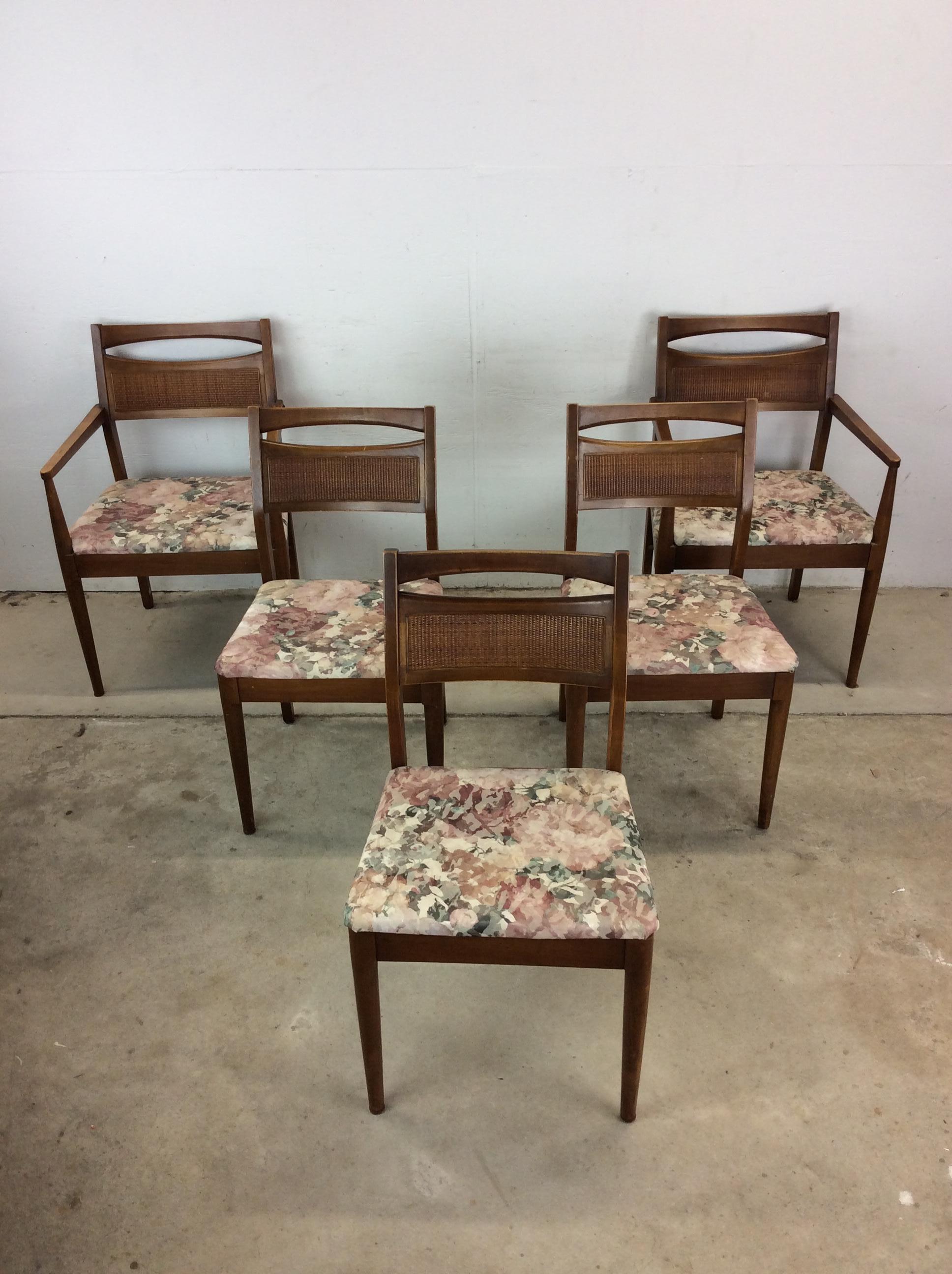 Dieses Set aus fünf modernen Esszimmerstühlen aus der Mitte des Jahrhunderts zeichnet sich durch eine Hartholzkonstruktion, eine originale Walnussoberfläche, eine gepolsterte Rückenlehne und eine geblümte Vintage-Polsterung aus.

Abmessungen: 19.5w