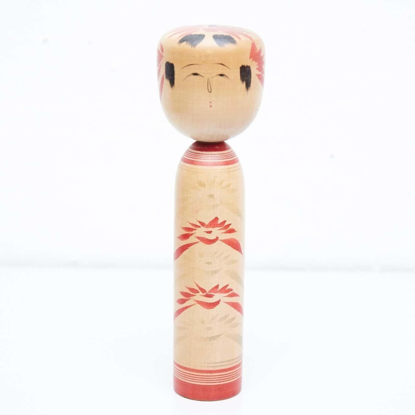Poupées japonaises appelées Kokeshi du début du 20e siècle.  Provenance du nord du Japon.  Lot de 5.    Mesures :     25,5 x 7 cm  30,5 x 9 cm  30,5 x 8,5 cm  46 x 12 cm  30,5 x 5 cm      Fabriqué à la main par des artisans japonais à partir de