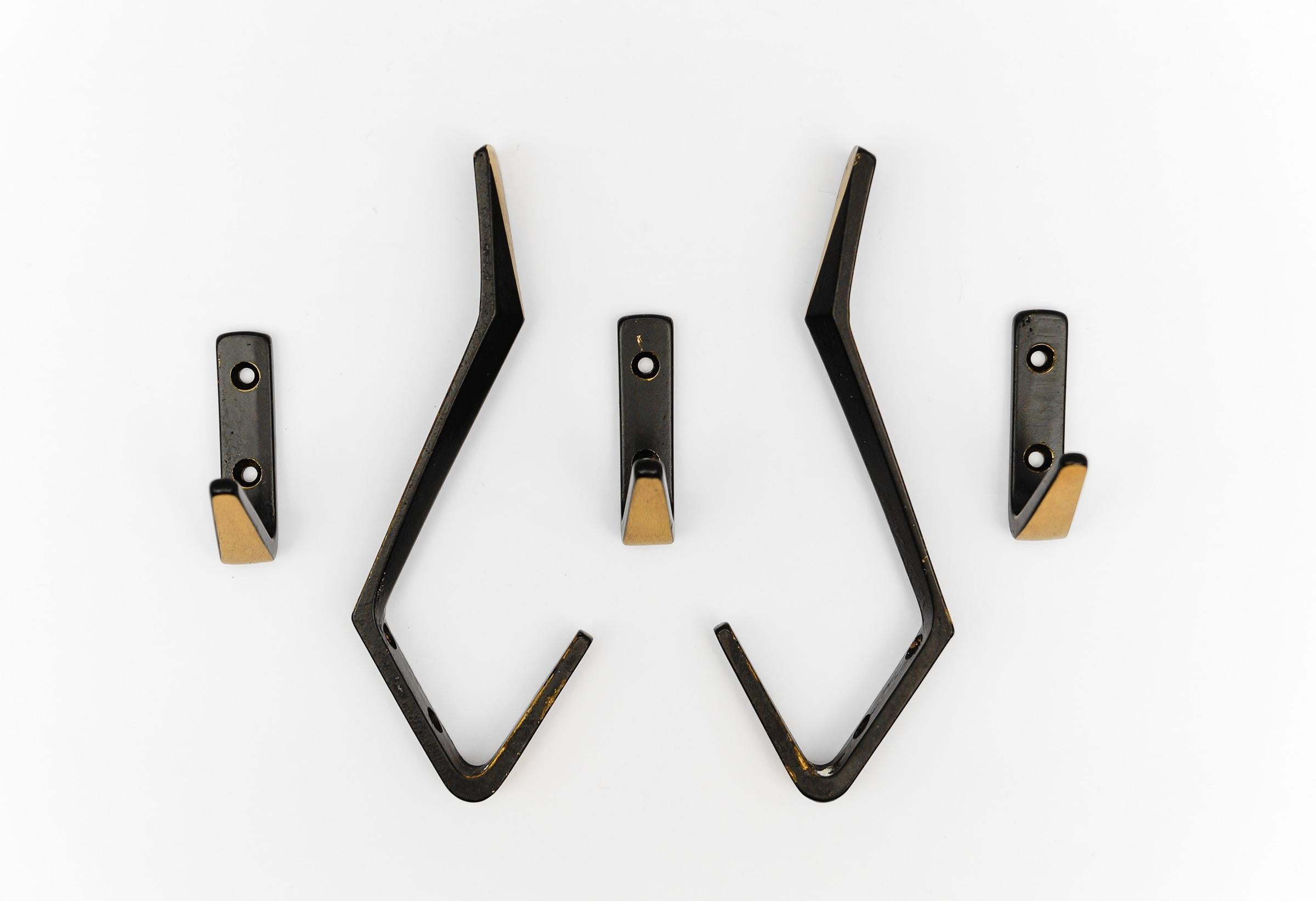 Il bello dei ganci individuali è che possono essere attaccati alla parete in un'ampia varietà di costellazioni.

Due dimensioni diverse.

I due ganci grandi: altezza 14 cm, larghezza 1,2 cm, profondità 8 cm.

I tre ganci piccoli: altezza 5,5 cm,