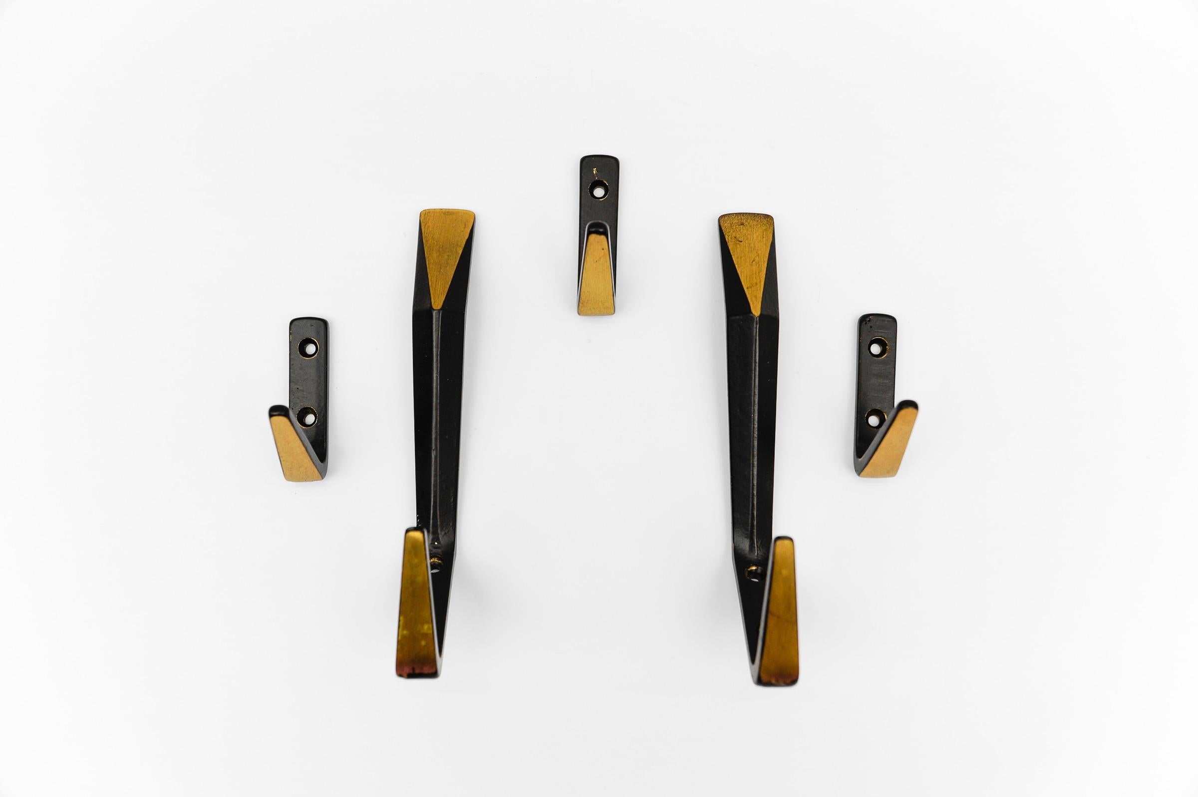Mid-Century moderno Set di 5 ganci da parete in ottone massiccio della modernità di metà secolo, Austria, anni '60 in vendita