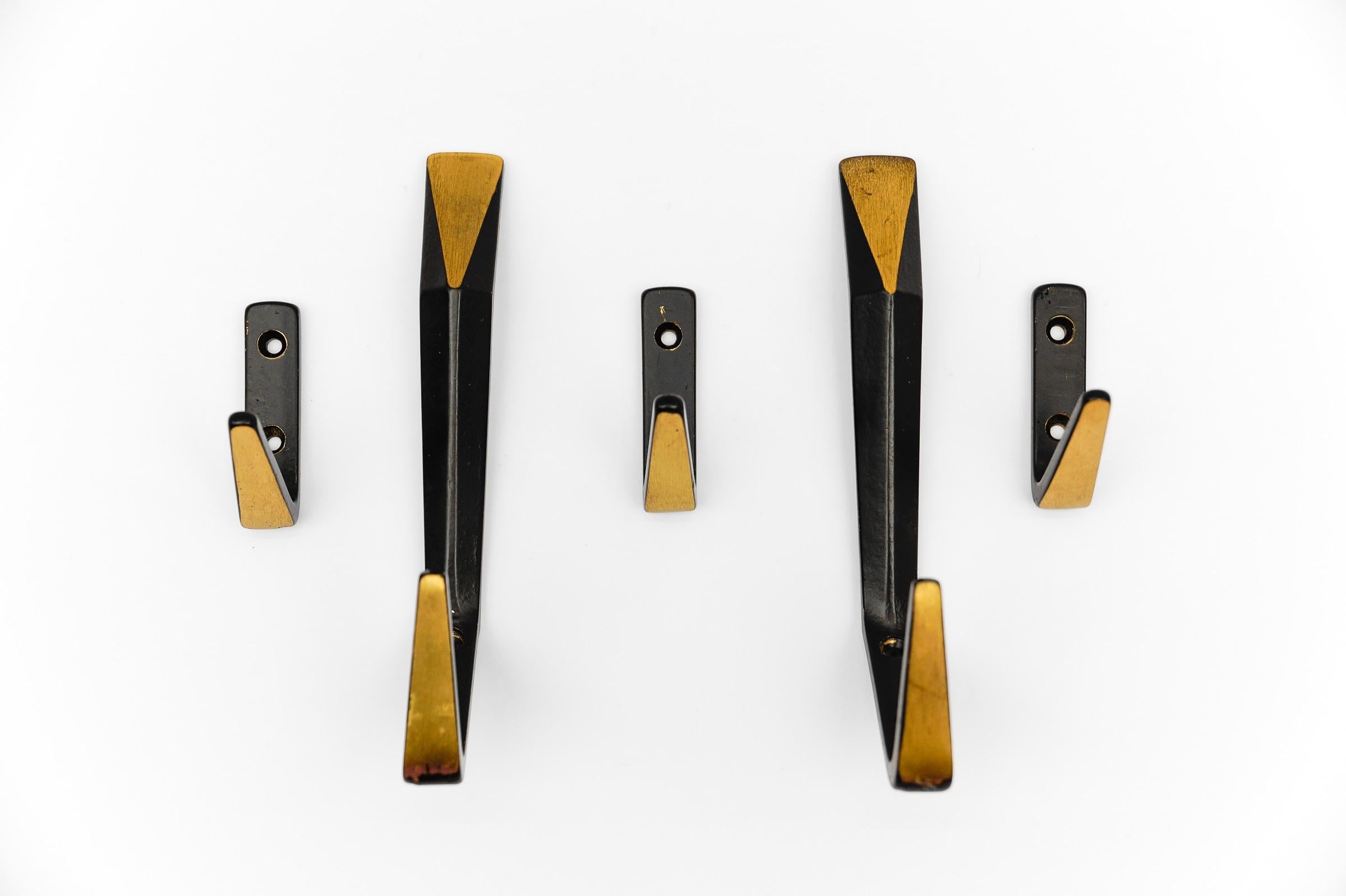 Set di 5 ganci da parete in ottone massiccio della modernità di metà secolo, Austria, anni '60 In condizioni buone in vendita a Nürnberg, Bayern