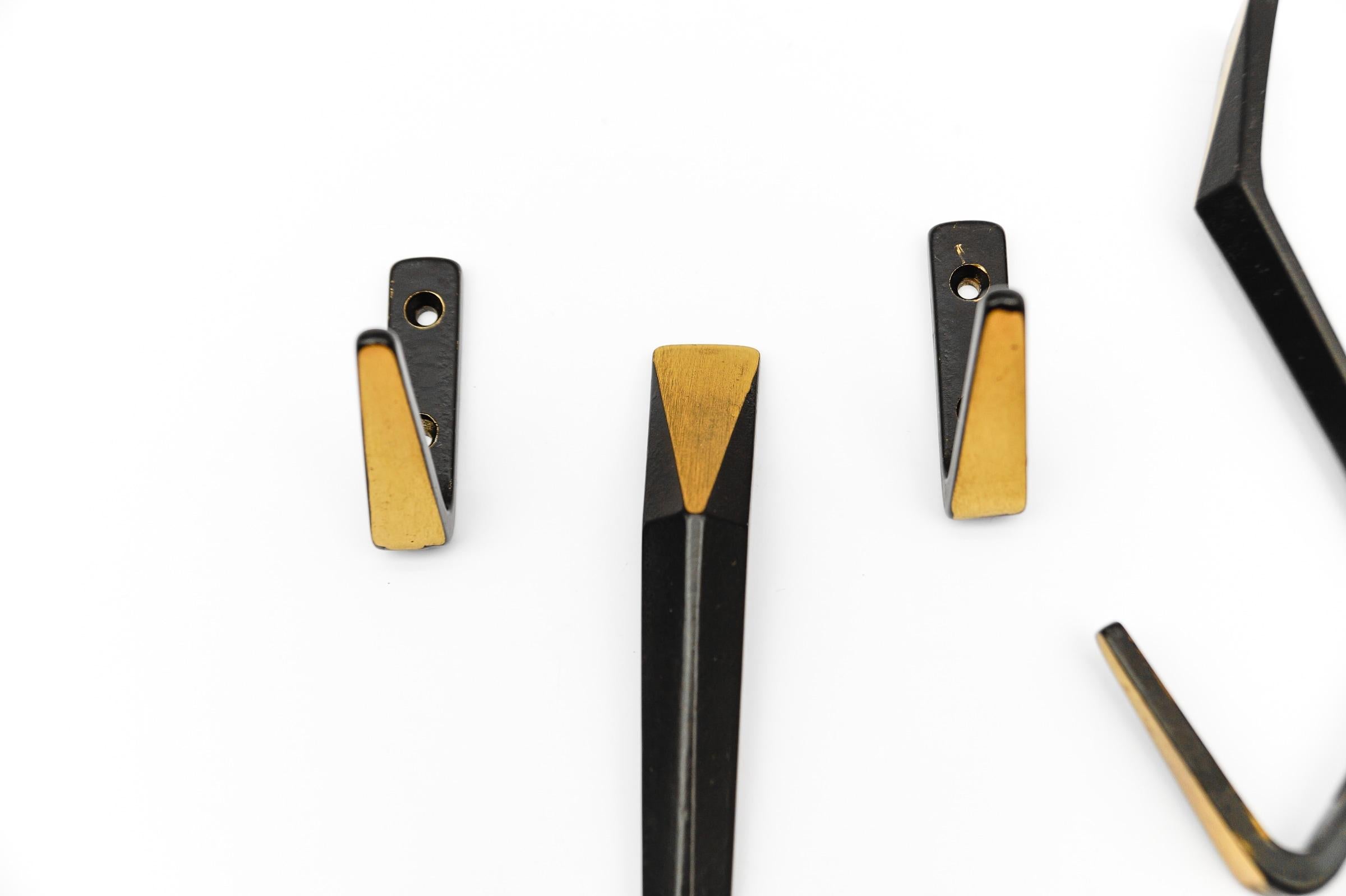 Ottone Set di 5 ganci da parete in ottone massiccio della modernità di metà secolo, Austria, anni '60 in vendita