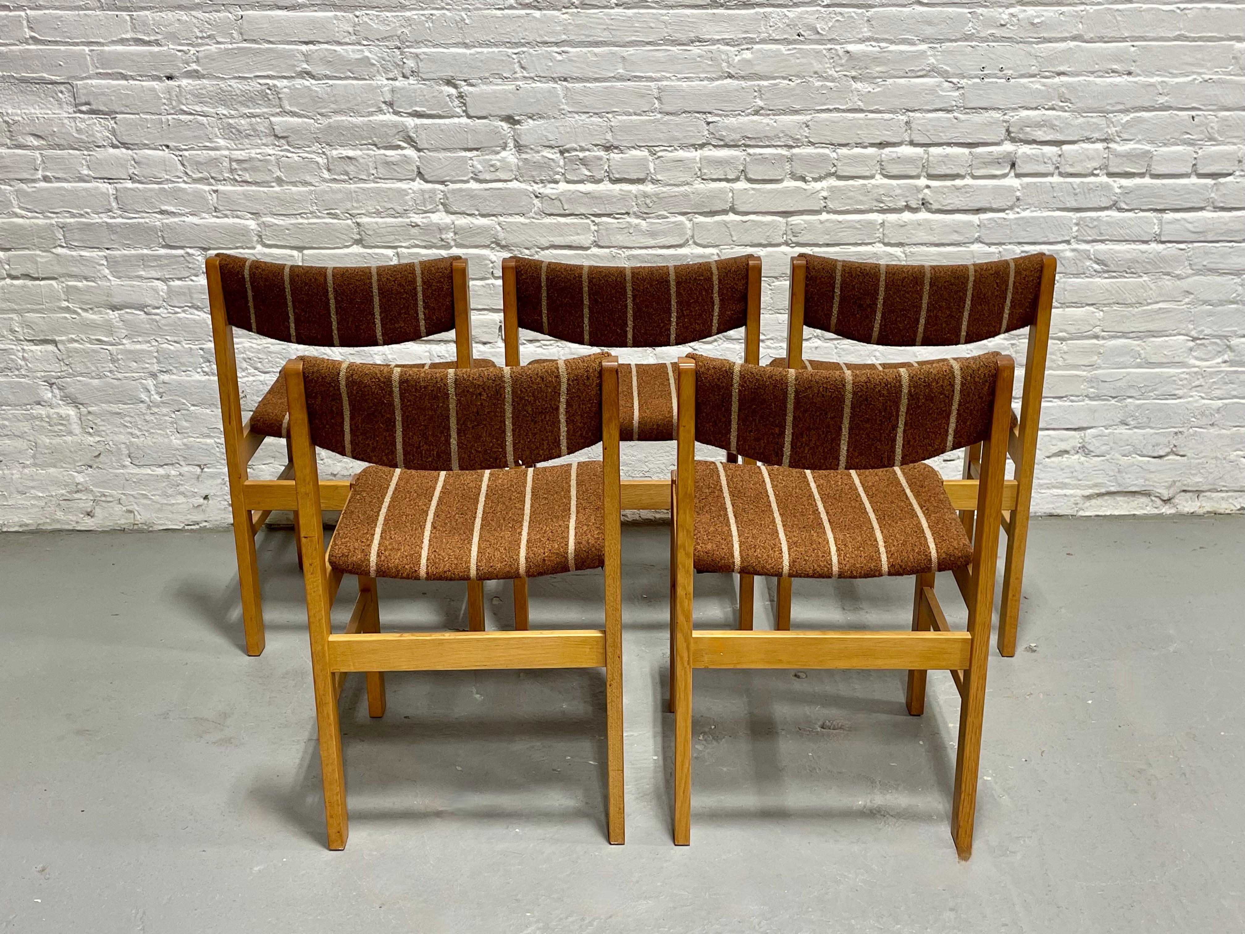 Set di 5 sedie da pranzo in quercia di stile MODERNO della metà del secolo scorso, Made in Denmark, 1960 ca. in vendita 4