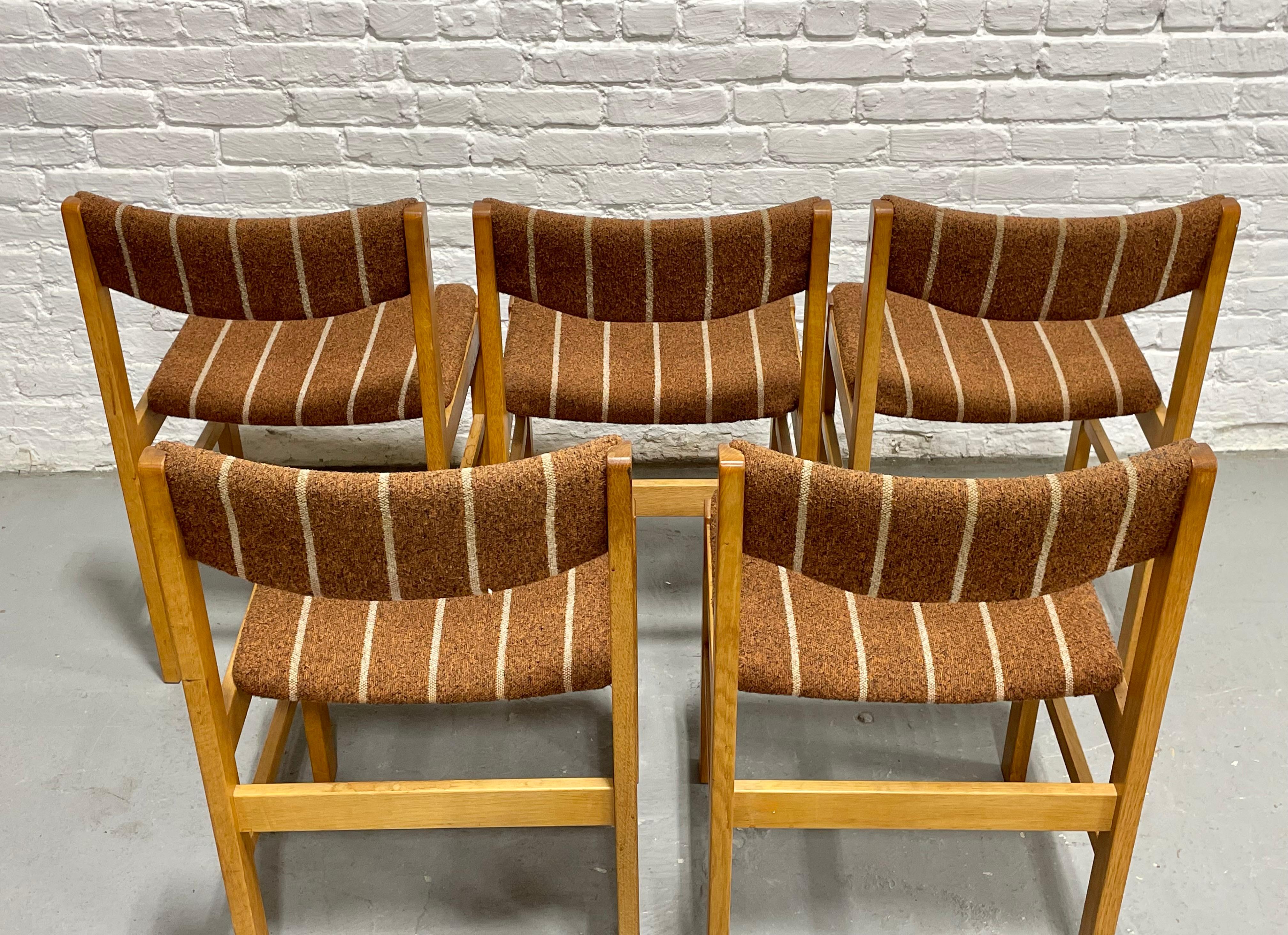 Set di 5 sedie da pranzo in quercia di stile MODERNO della metà del secolo scorso, Made in Denmark, 1960 ca. in vendita 5