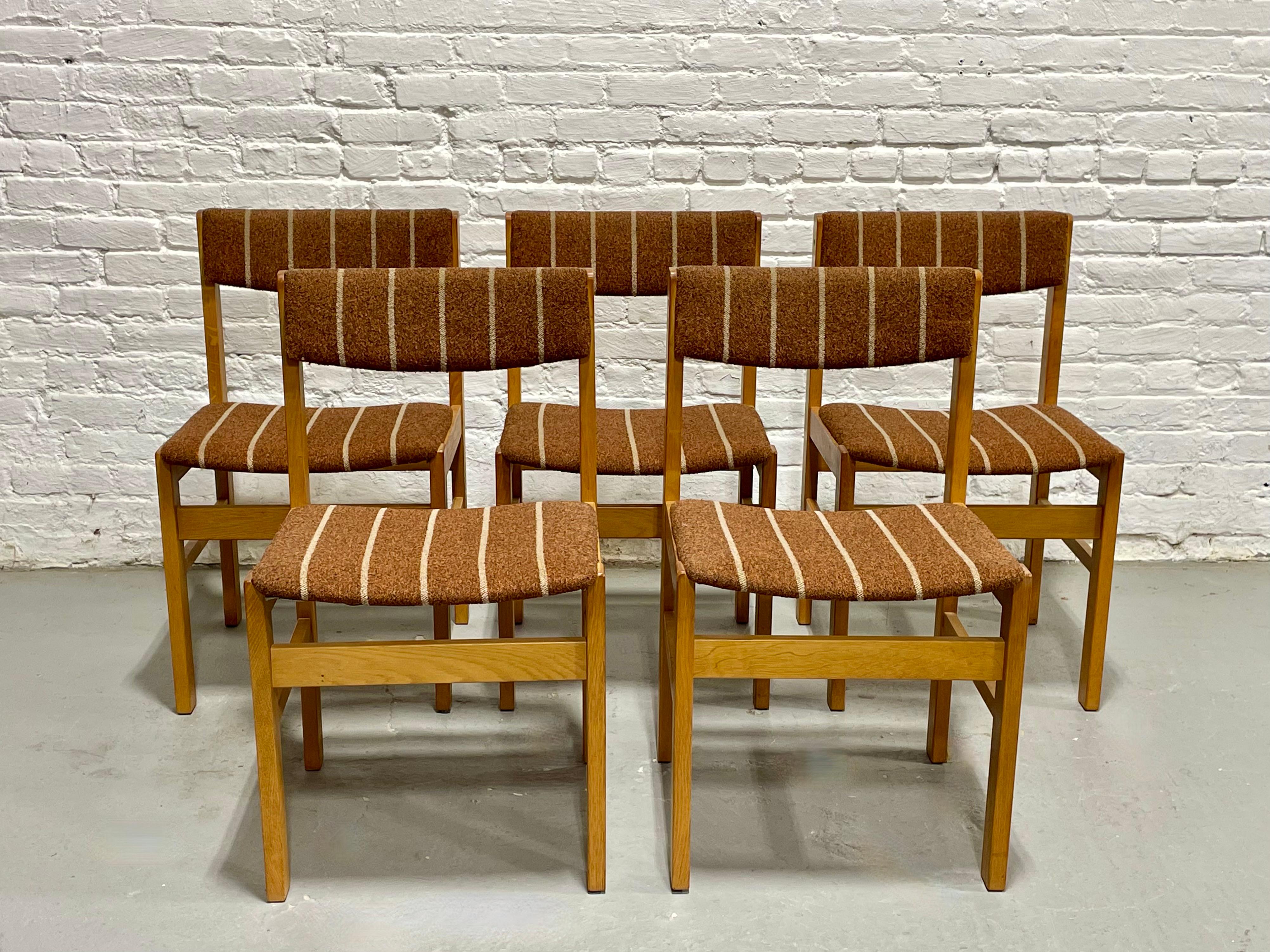 Mid-Century moderno Set di 5 sedie da pranzo in quercia di stile MODERNO della metà del secolo scorso, Made in Denmark, 1960 ca. in vendita