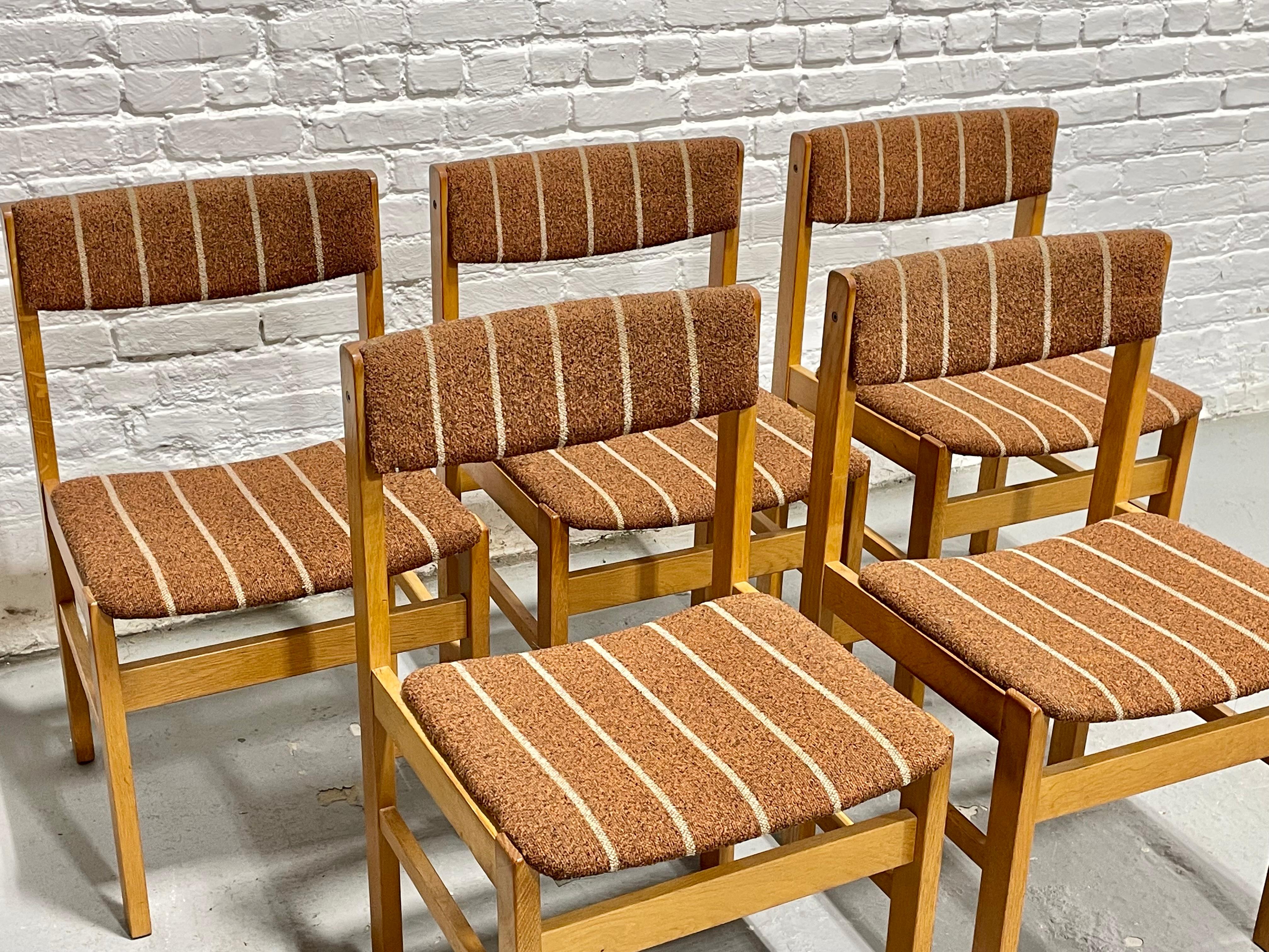 Set di 5 sedie da pranzo in quercia di stile MODERNO della metà del secolo scorso, Made in Denmark, 1960 ca. In condizioni buone in vendita a Weehawken, NJ