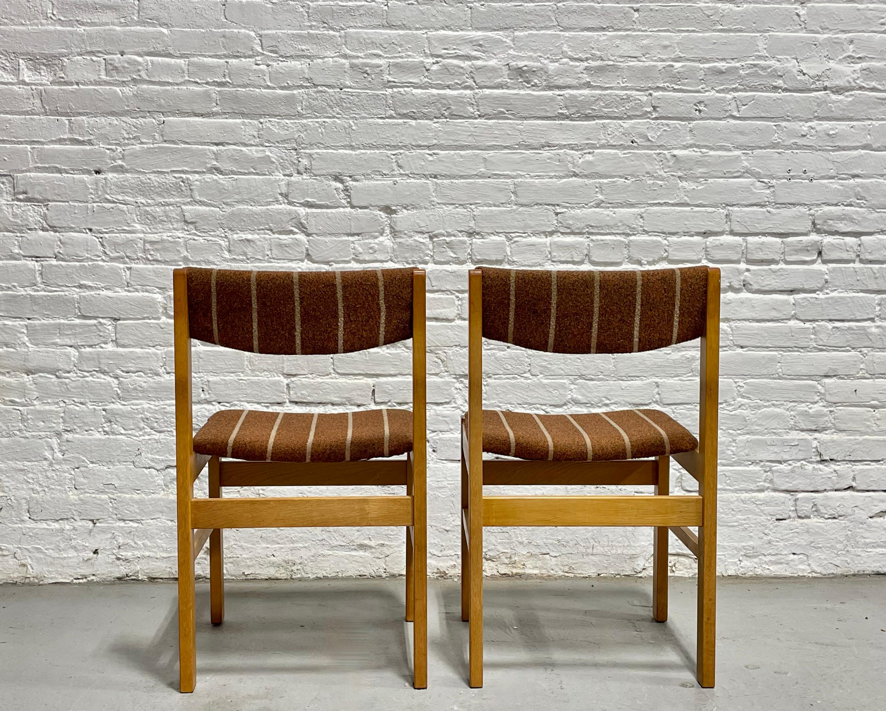 Set di 5 sedie da pranzo in quercia di stile MODERNO della metà del secolo scorso, Made in Denmark, 1960 ca. in vendita 2